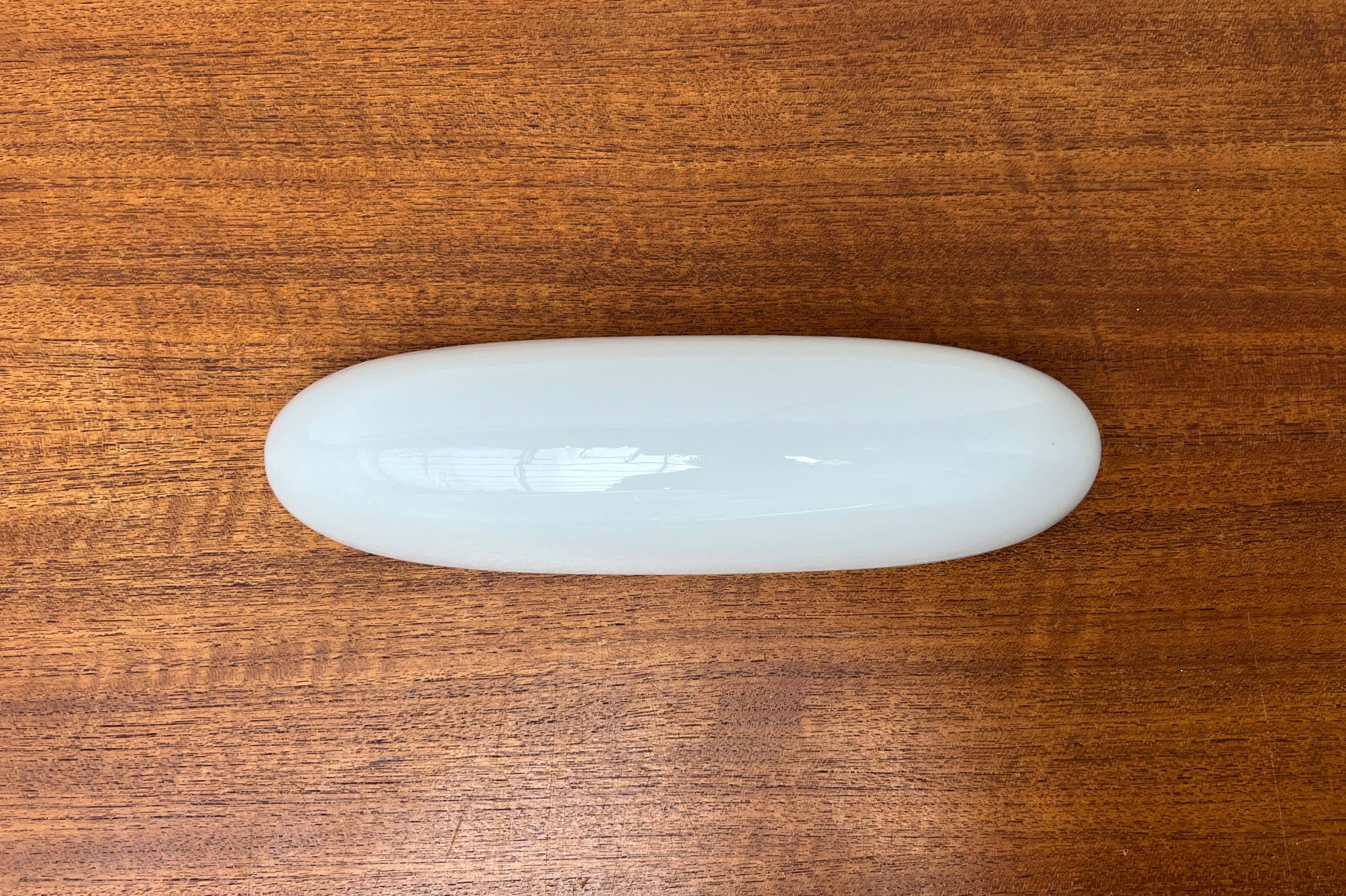 Vetro di ricambio per la lampada a specchio Mid Century 6111 di Lindner, basata su un disegno di Wilhelm Wagenfeld degli anni Cinquanta.

Il vetro a innesto ha un rivestimento opalino.
Il vetro è in ottime condizioni.