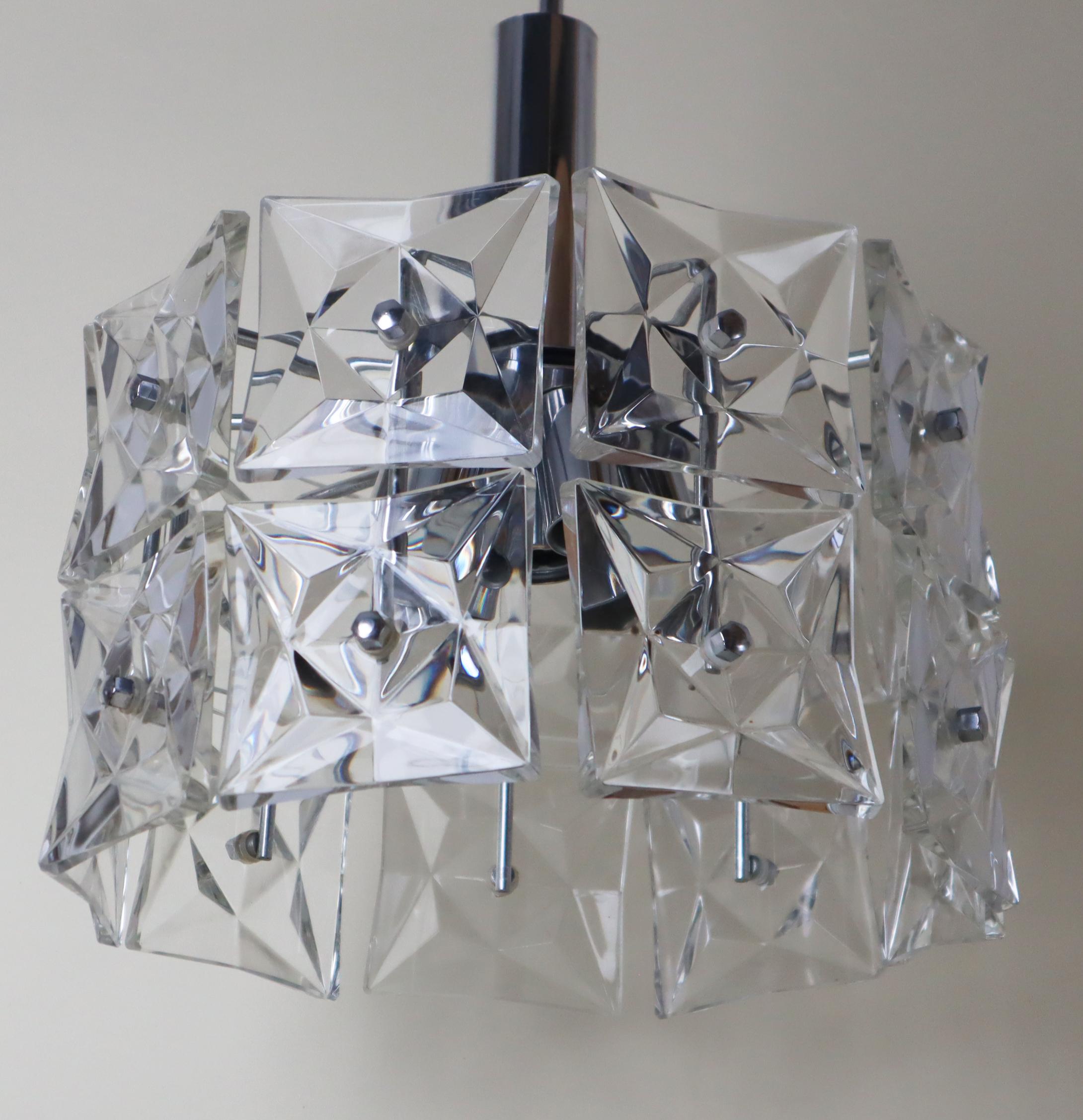 Questa piccola lampada a sospensione è un pezzo radioso e scintillante che porterà gioia in ogni spazio. Con sette sorgenti luminose, brilla con una brillantezza straordinaria, rendendola perfetta per illuminare una piccola tromba delle scale.