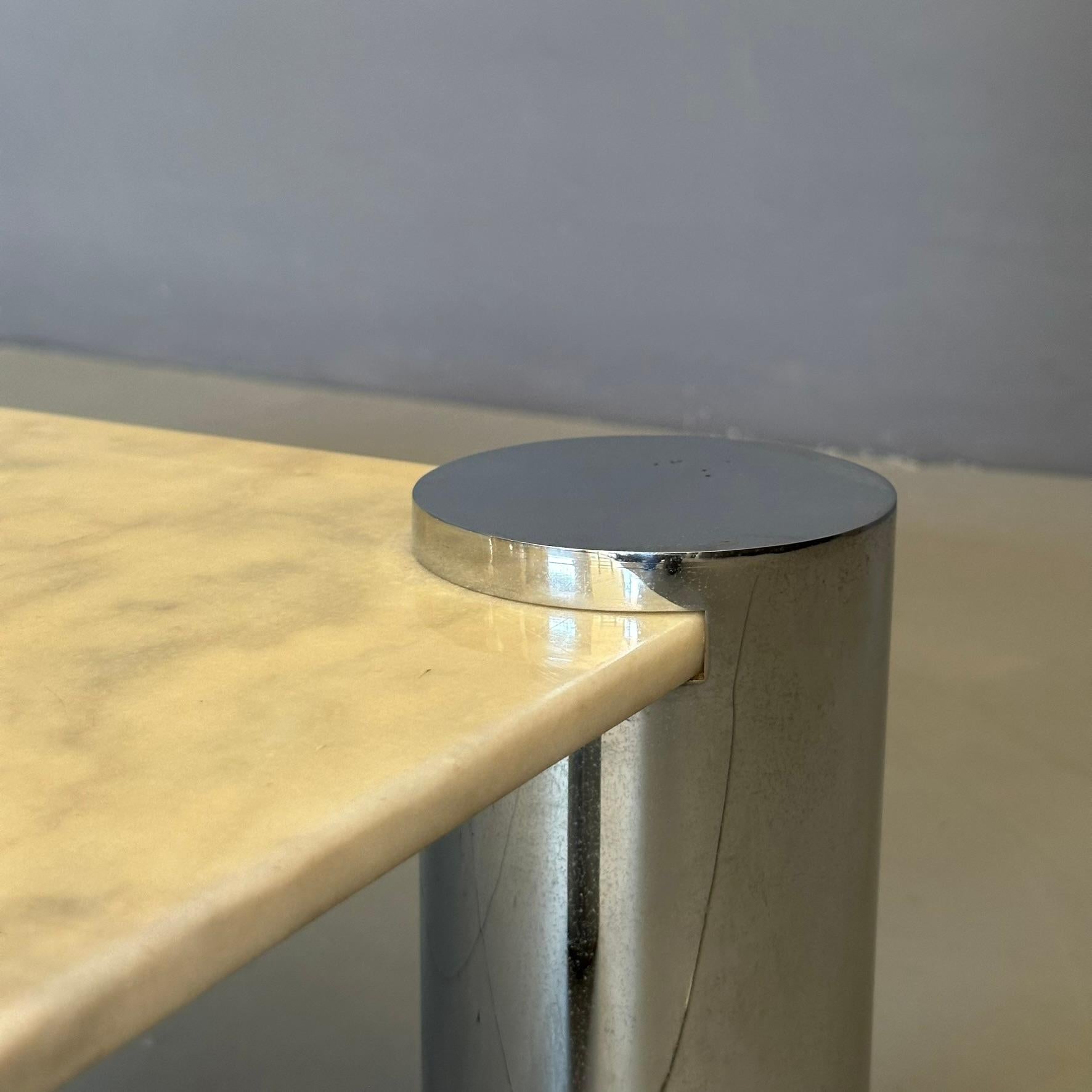 The Moderns Moderns '70s  Table basse italienne chromée avec plateau en marbre en vente 5