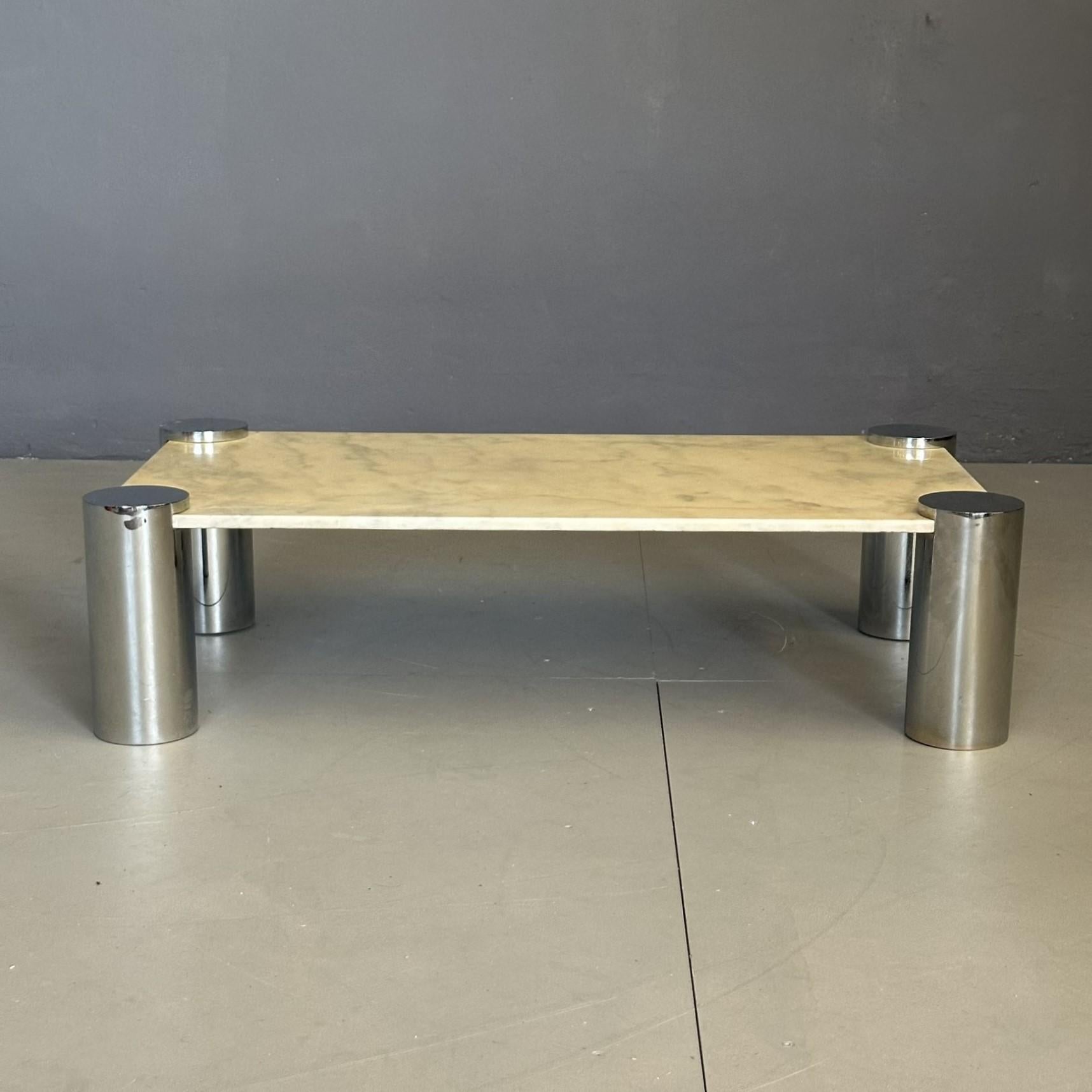 Mid-Century Modern The Moderns Moderns '70s  Table basse italienne chromée avec plateau en marbre en vente