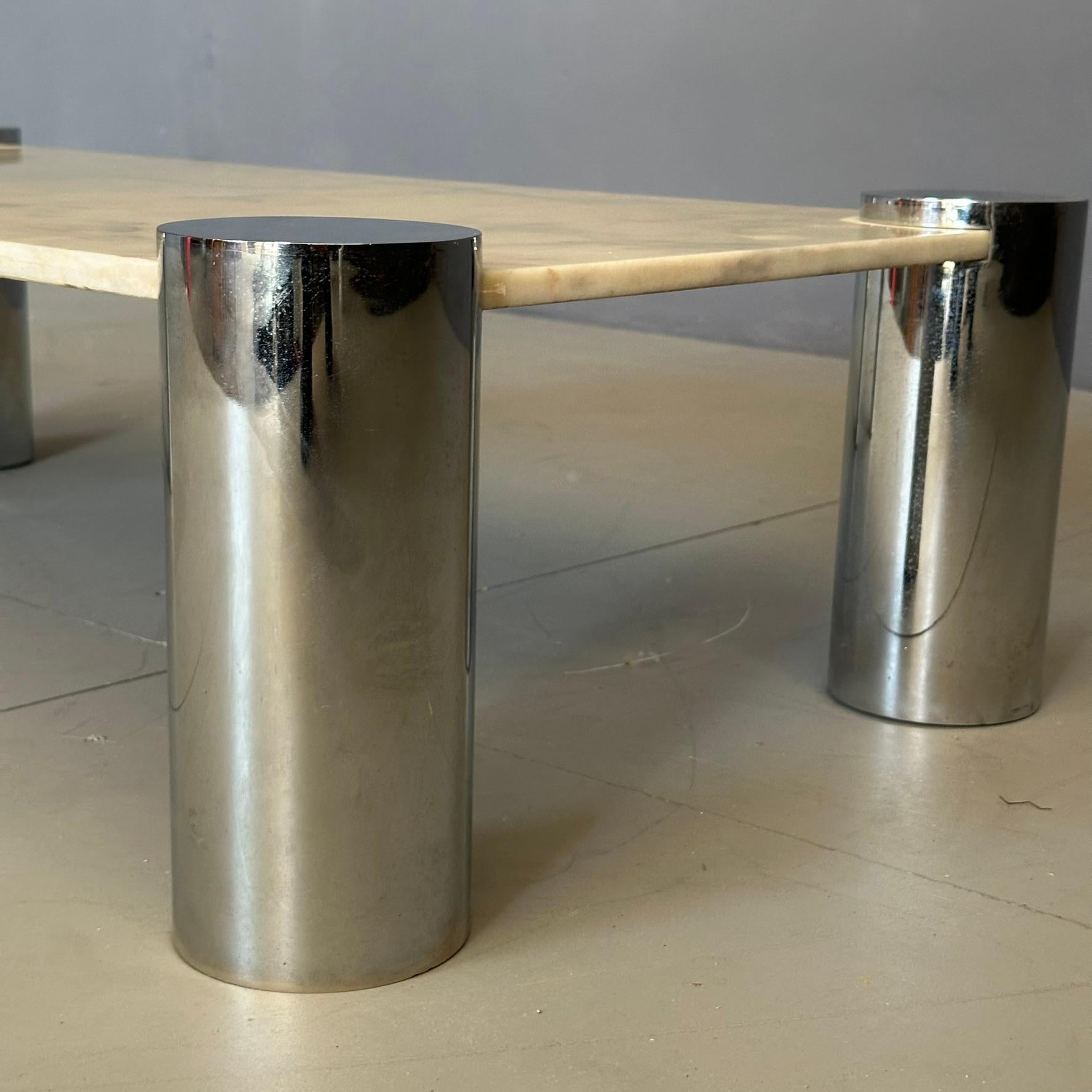 The Moderns Moderns '70s  Table basse italienne chromée avec plateau en marbre en vente 1