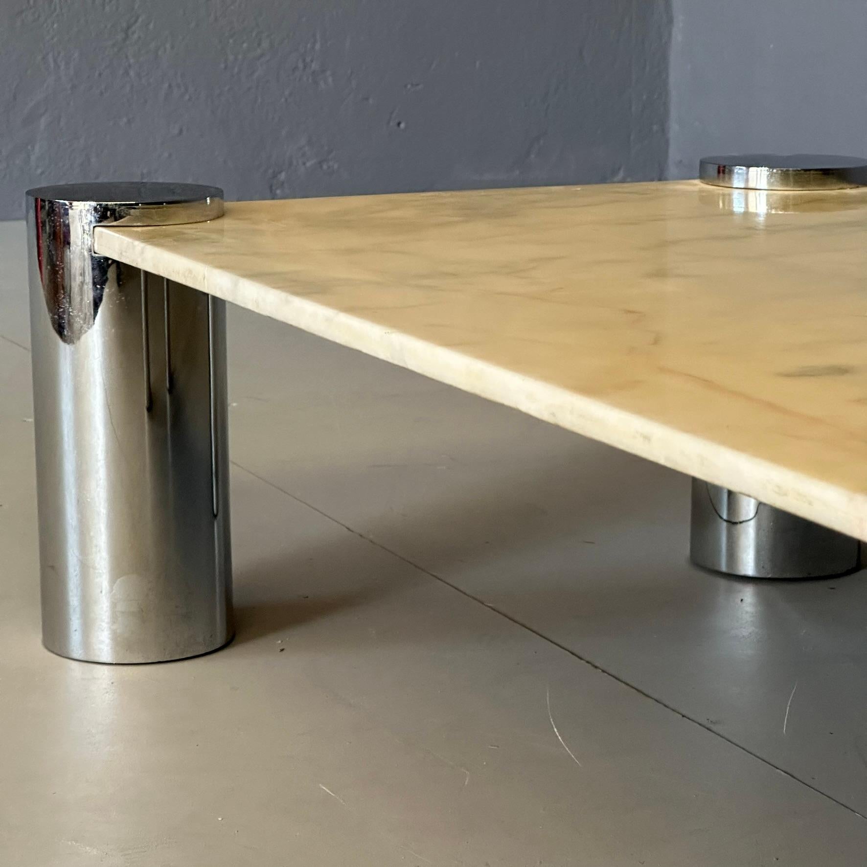 The Moderns Moderns '70s  Table basse italienne chromée avec plateau en marbre en vente 2
