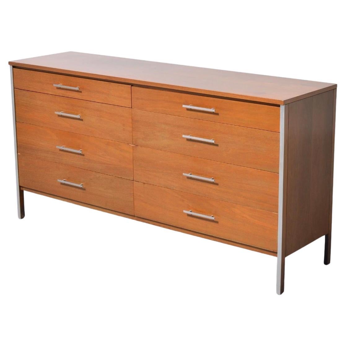 Comò a 8 cassetti del Mid Century Modern linear Calvin di Paul McCobb. Fa parte della linea Linear di Calvin Furniture co. Ha un'impiallacciatura in noce su una struttura in legno massiccio e cassetti con maniglie e accenti in alluminio. Tutti i