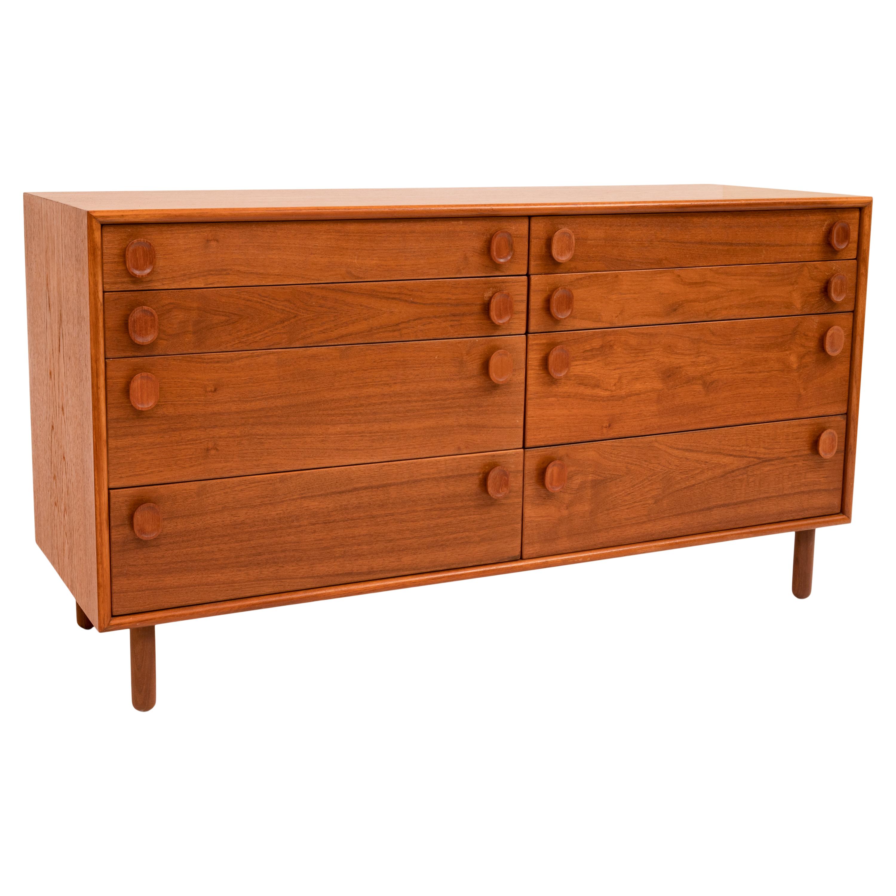 Late 1960s Mid-Century Modern teak 8 drawer double chest designed by Peter Liley, for Meredew furniture, 1969.
There were 4 different models of chests in the range which was imaginatively called ” New Teak Bedroom ”, designed and then produced in