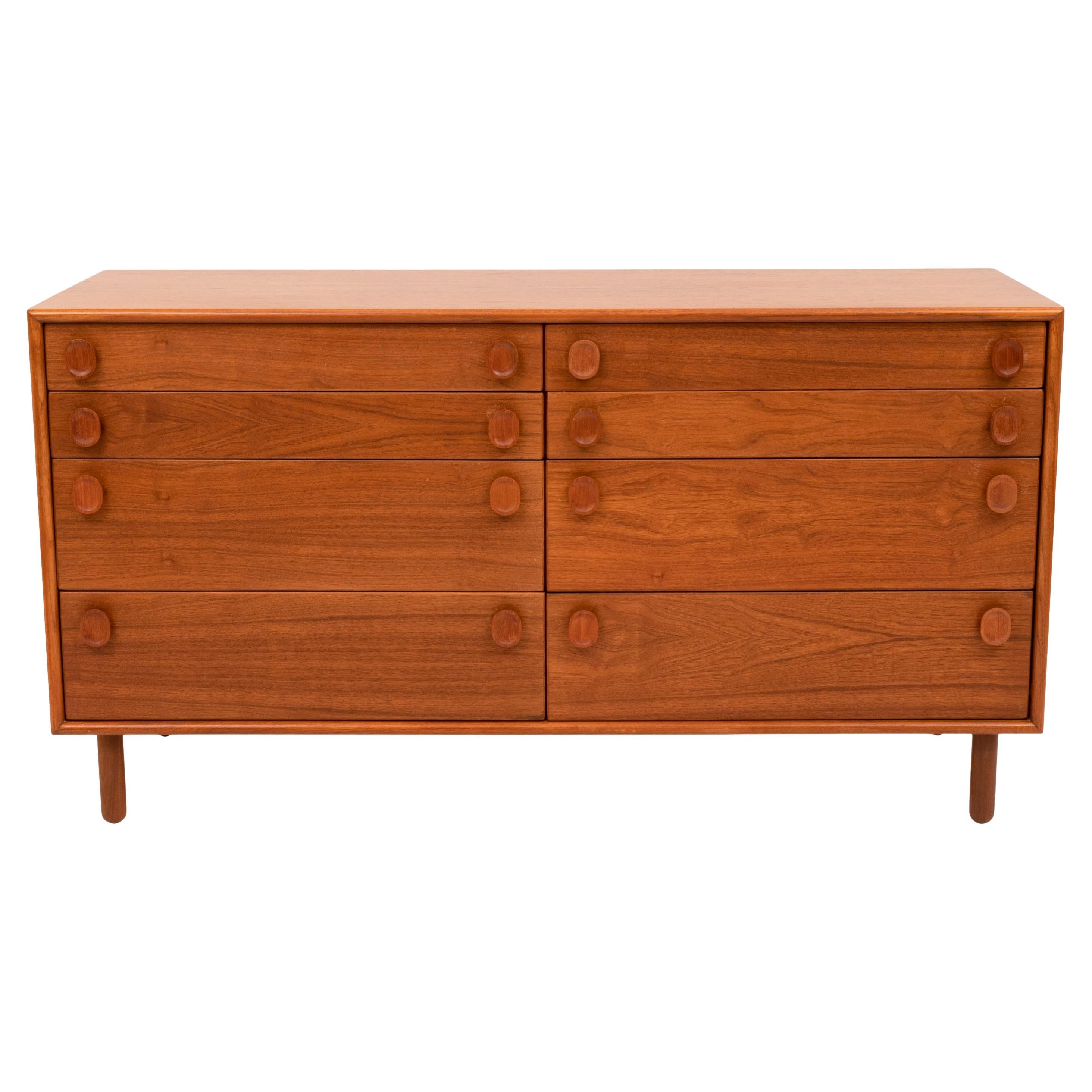 Mid-Century Modern 8 Drawer Teak Dresser Chest by Peter Liley for Meredew 1960 In Good Condition In Portland, OR