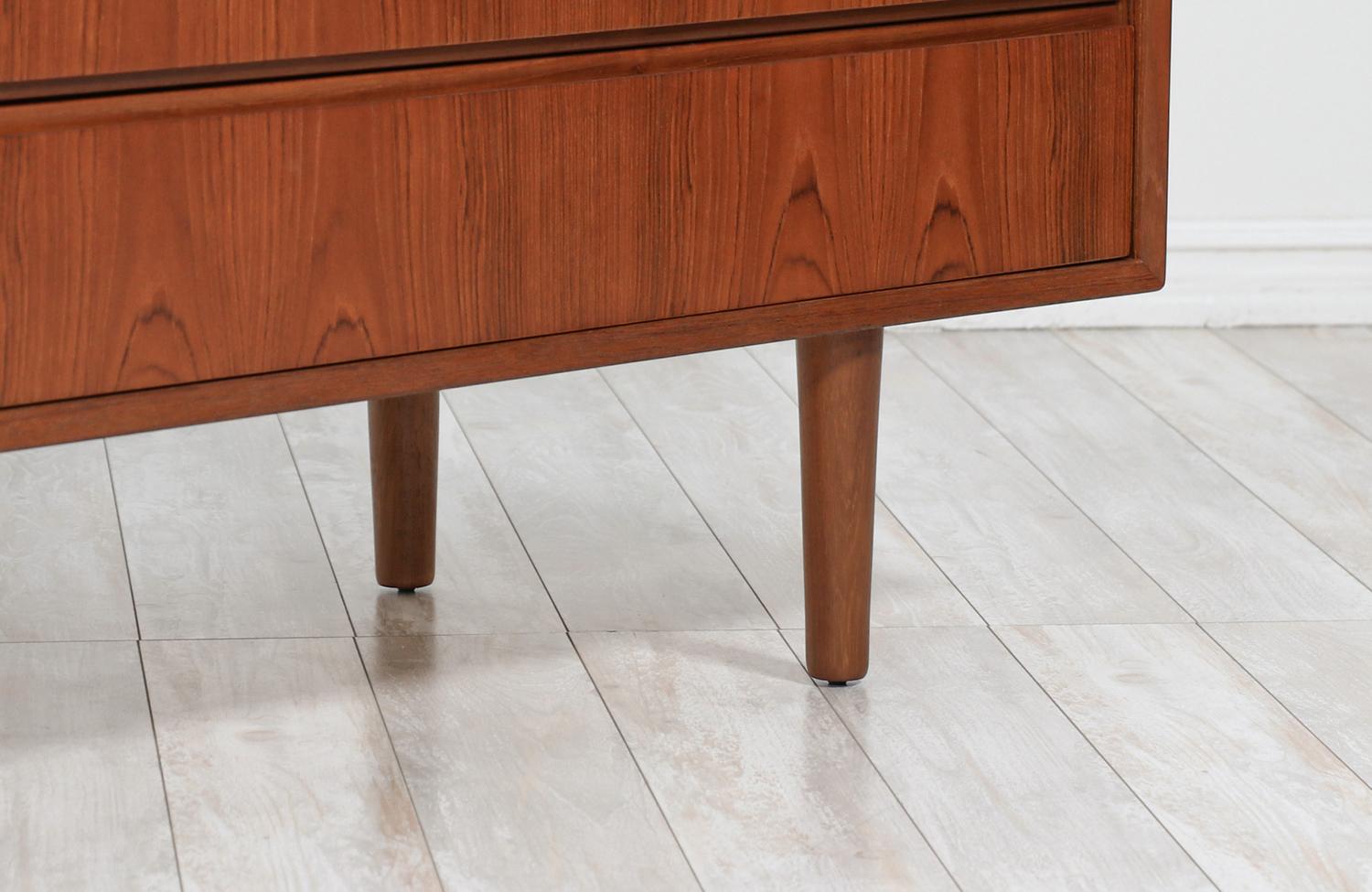Mid-Century Modern 8-Drawer Teak Dresser In Excellent Condition In Los Angeles, CA