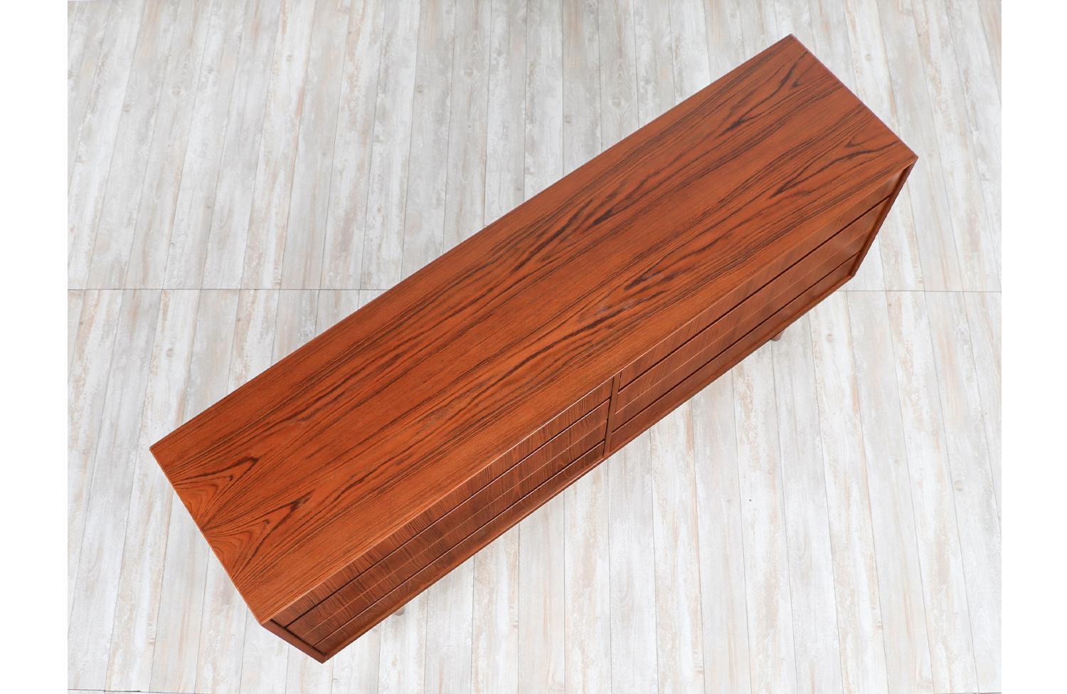 Mid-20th Century Mid-Century Modern 8-Drawer Teak Dresser