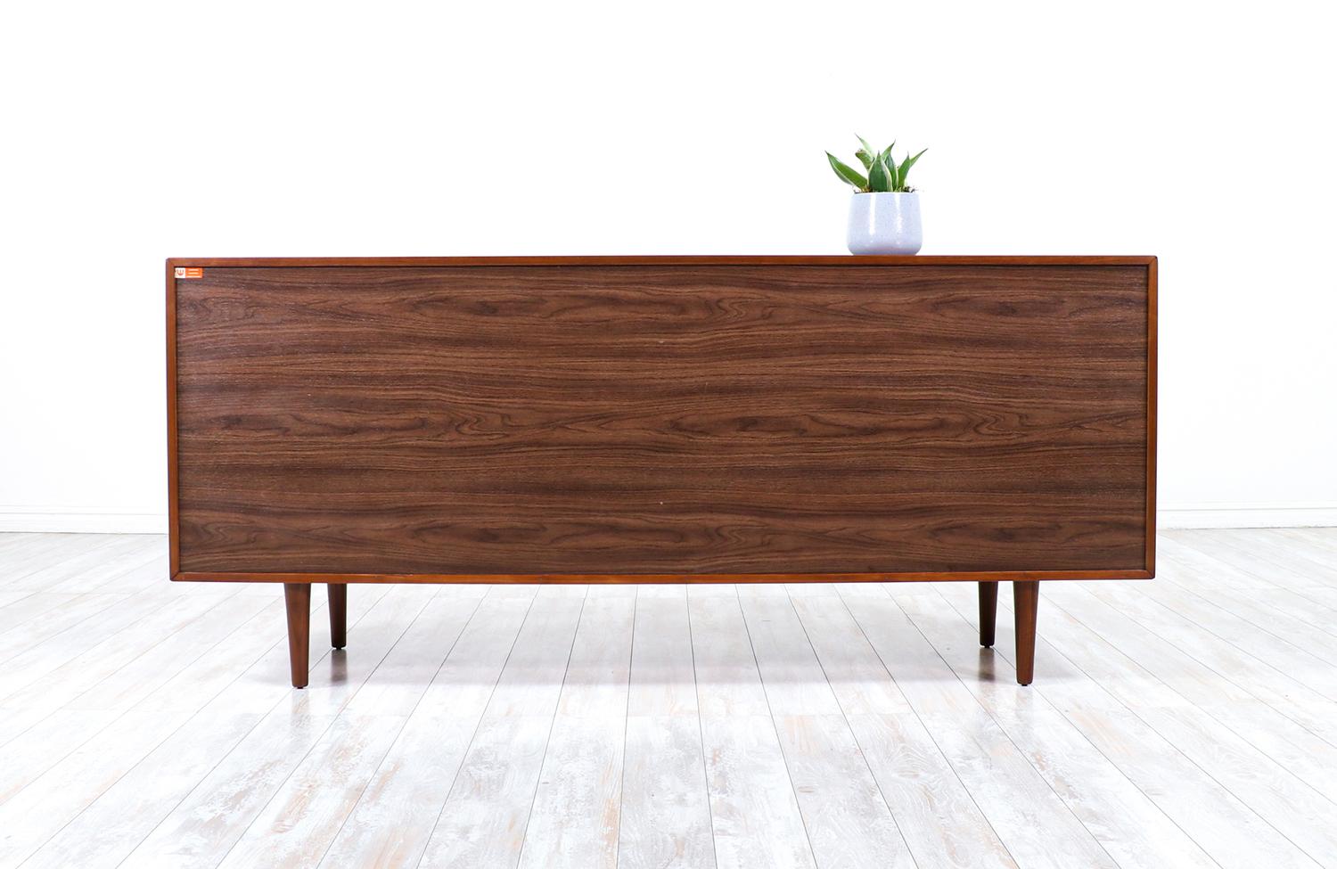 Mid-Century Modern 8-Drawer Walnut Dresser by Westnofa In Excellent Condition In Los Angeles, CA