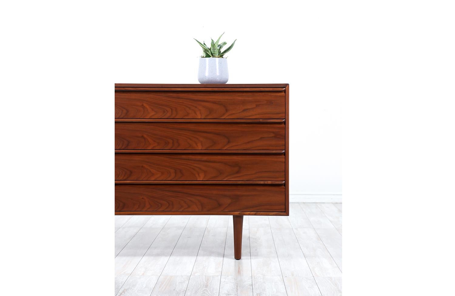 Mid-Century Modern 8-Drawer Walnut Dresser by Westnofa 1