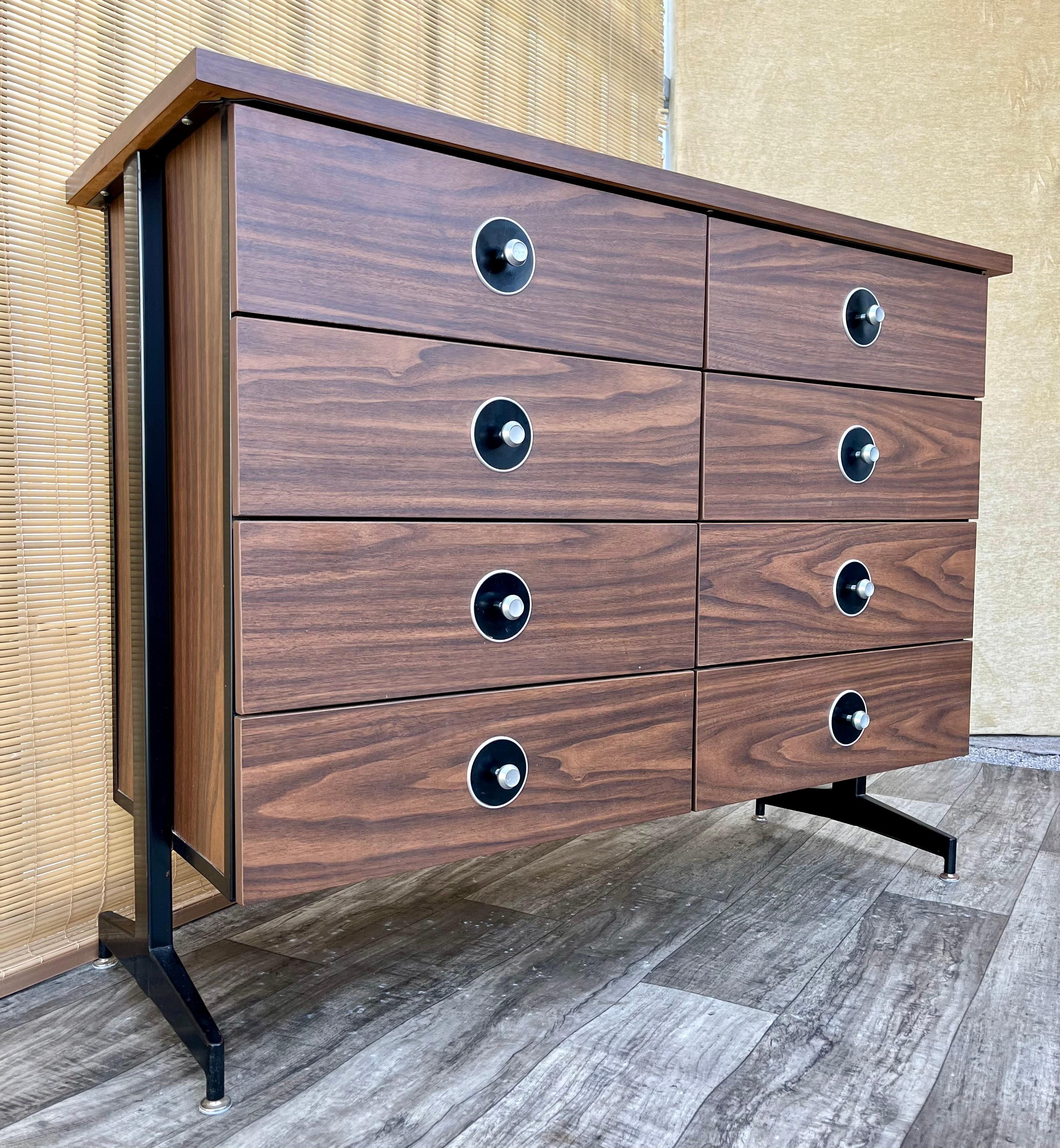 Comò galleggiante a 8 cassetti in stile Mid-Century Modern. Circa anni '70. in vendita 2