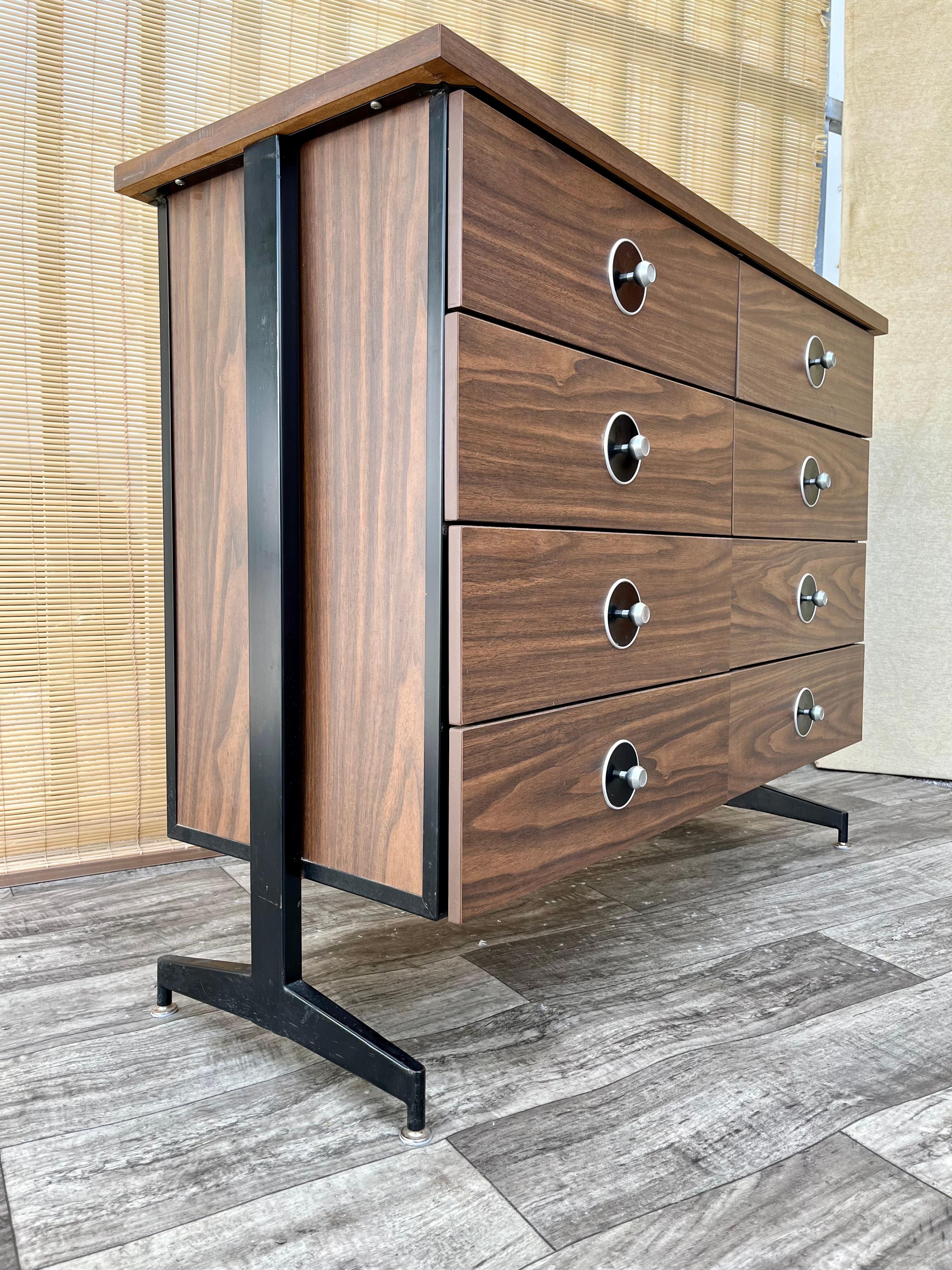 Comò galleggiante a 8 cassetti in stile Mid-Century Modern. Circa anni '70. in vendita 5