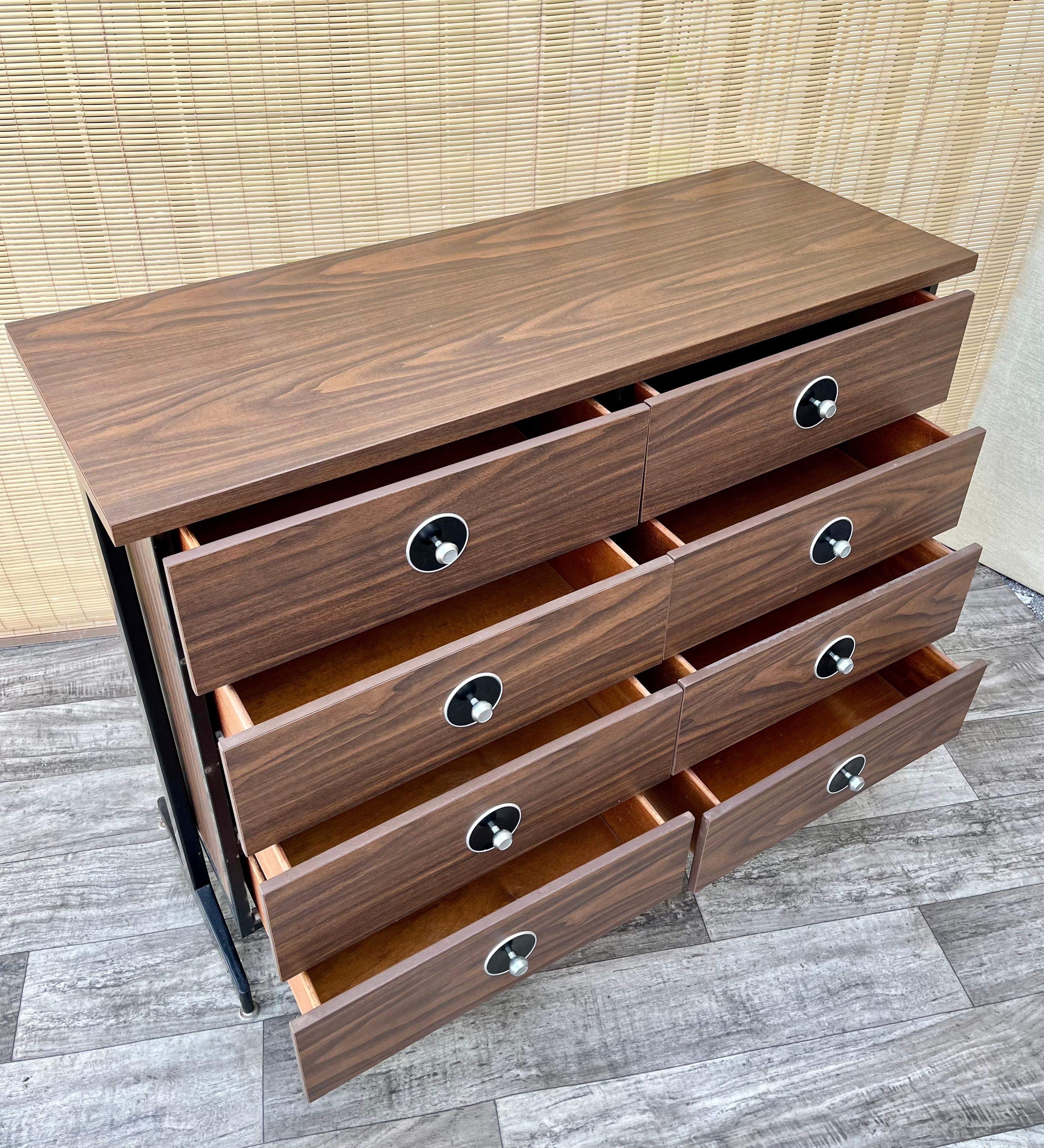 Comò galleggiante a 8 cassetti in stile Mid-Century Modern. Circa anni '70. in vendita 6