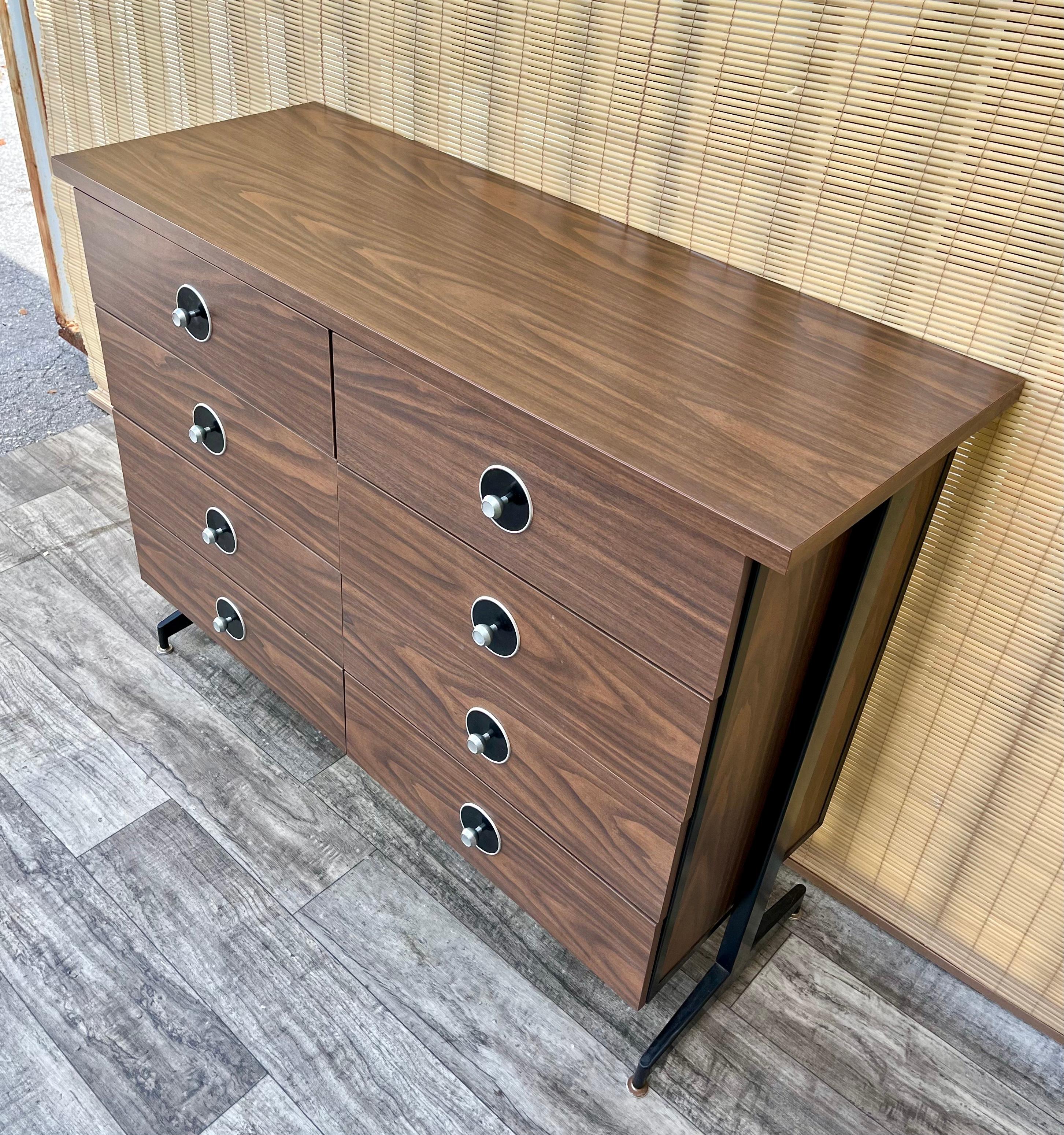 Mid-Century moderno Comò galleggiante a 8 cassetti in stile Mid-Century Modern. Circa anni '70. in vendita