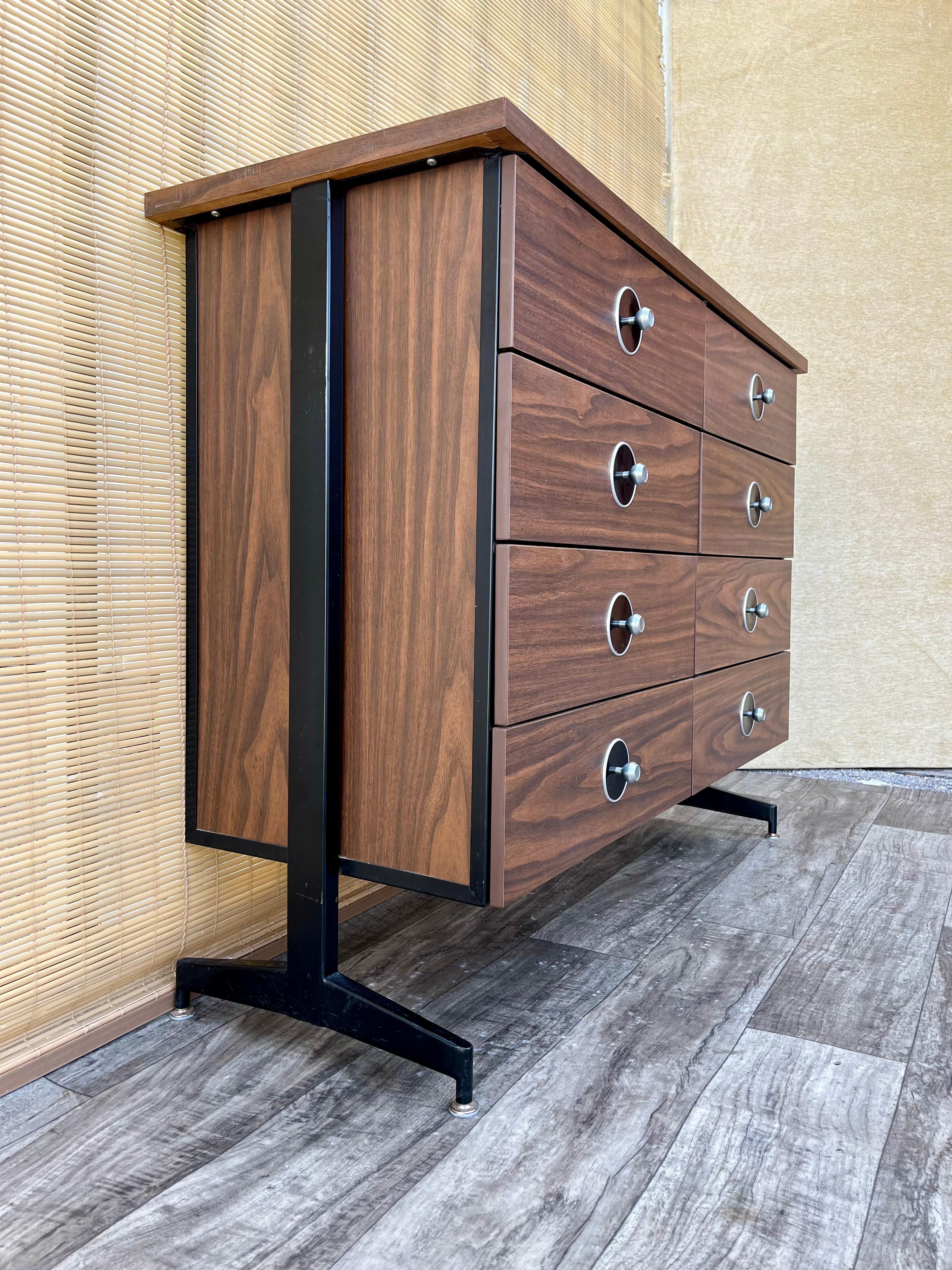 Comò galleggiante a 8 cassetti in stile Mid-Century Modern. Circa anni '70. In condizioni buone in vendita a Miami, FL