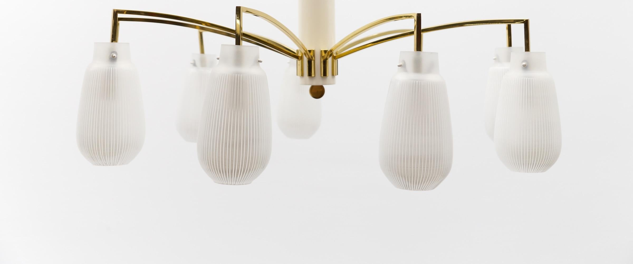 Lampada Sputnik Modern a 9 bracci in ottone e vetro, 1950

I soliti leggeri segni di usura e una bella patina.

La lampada viene eseguita con 9 lampadine E14 a vite Edison. 

È cablato e funzionante. Funziona sia a 110 che a 230 volt.

Le lampadine