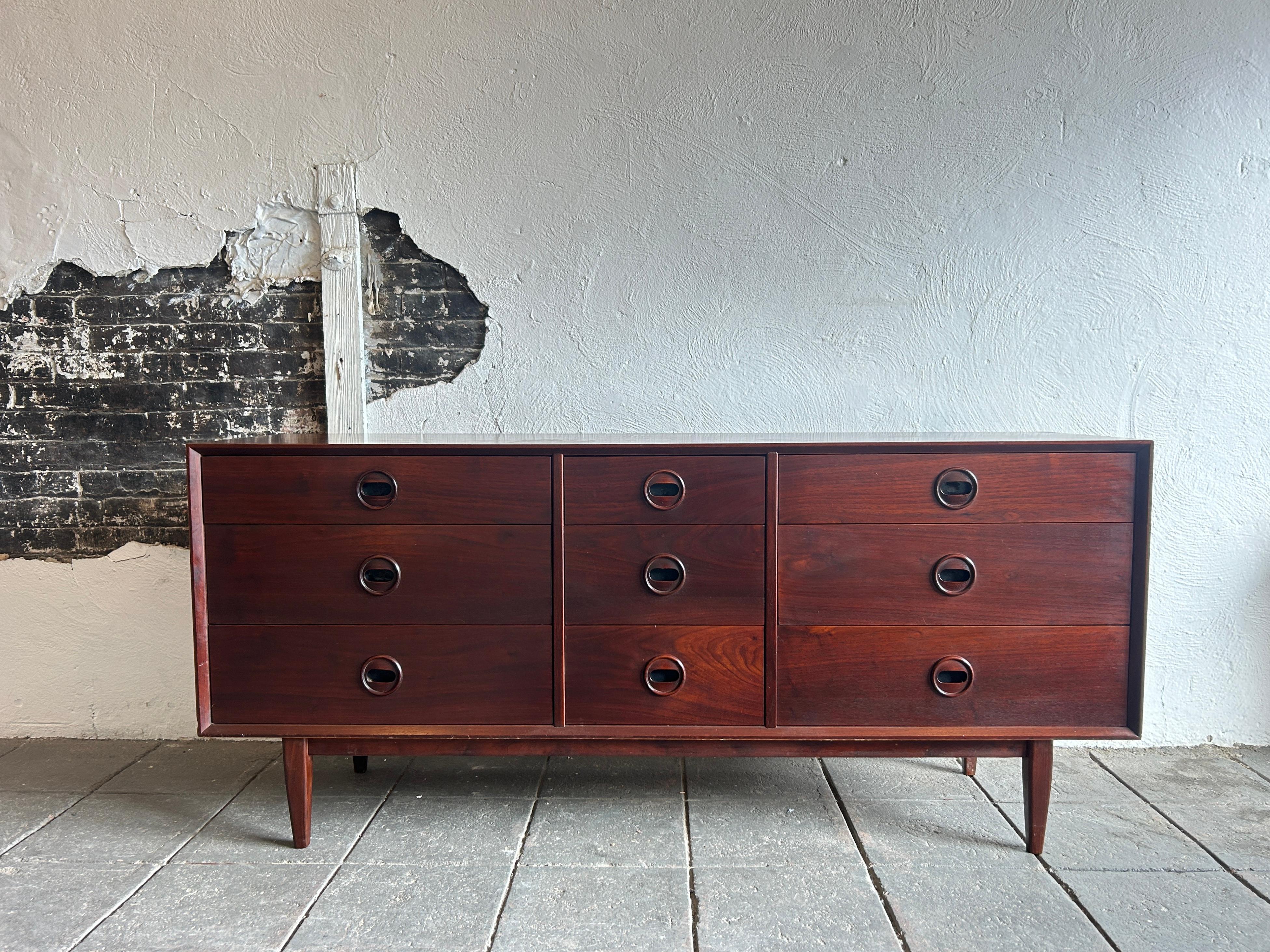 mid century modern 9 drawer credenza walnut dresser with carved handles  For Sale 1