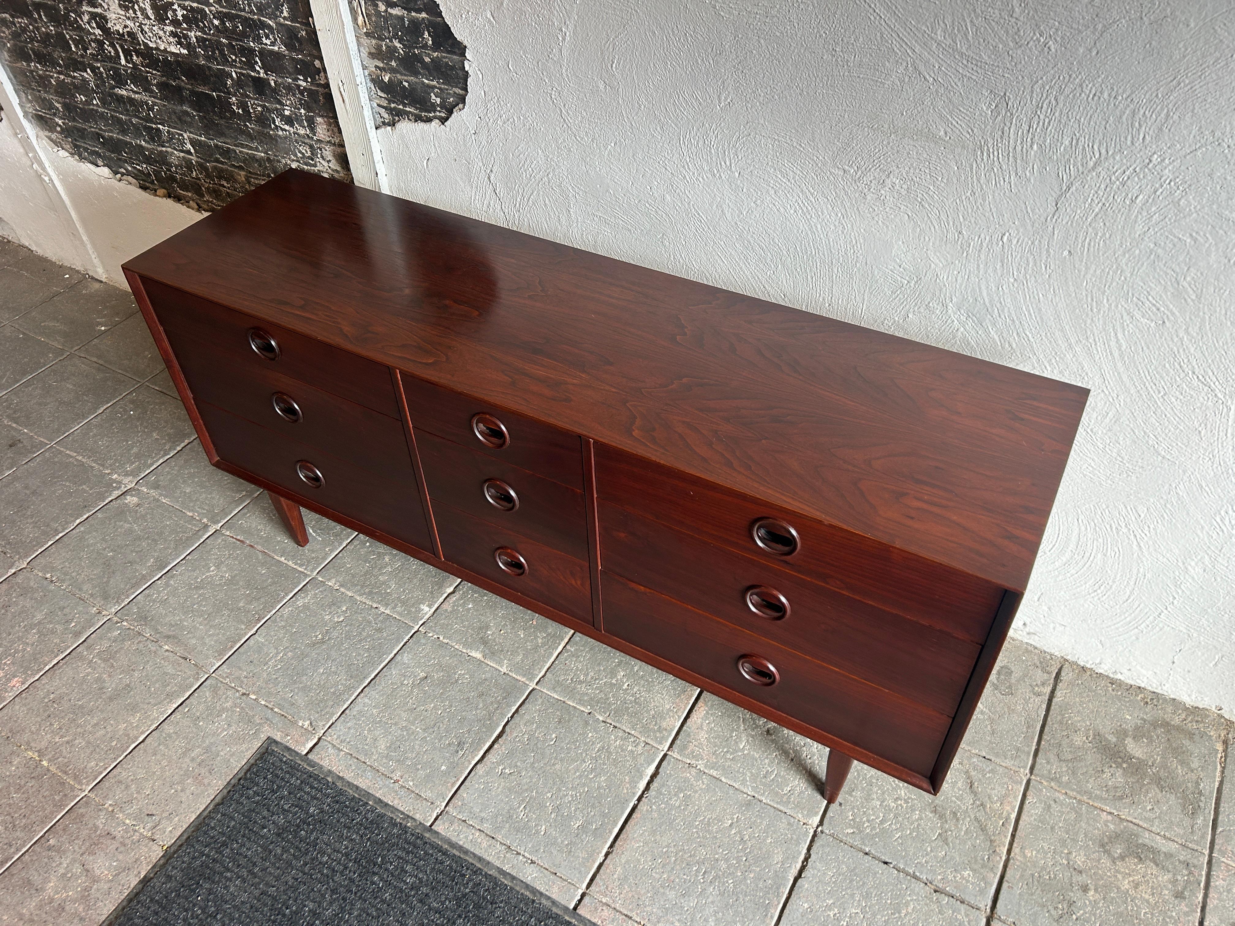 mid century modern 9 drawer credenza walnut dresser with carved handles (Moderne der Mitte des Jahrhunderts) im Angebot