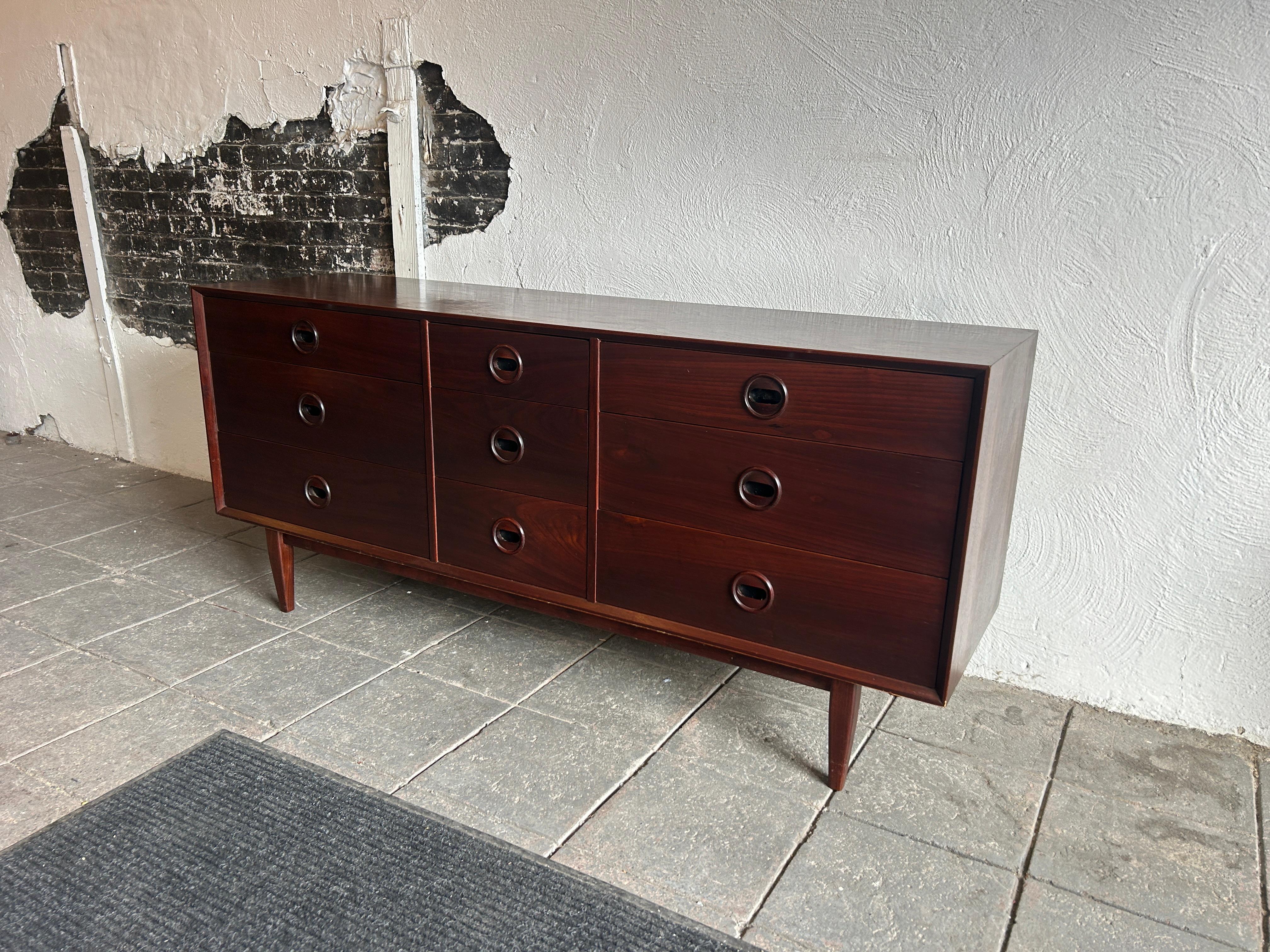mid century modern 9 drawer credenza walnut dresser with carved handles (amerikanisch) im Angebot