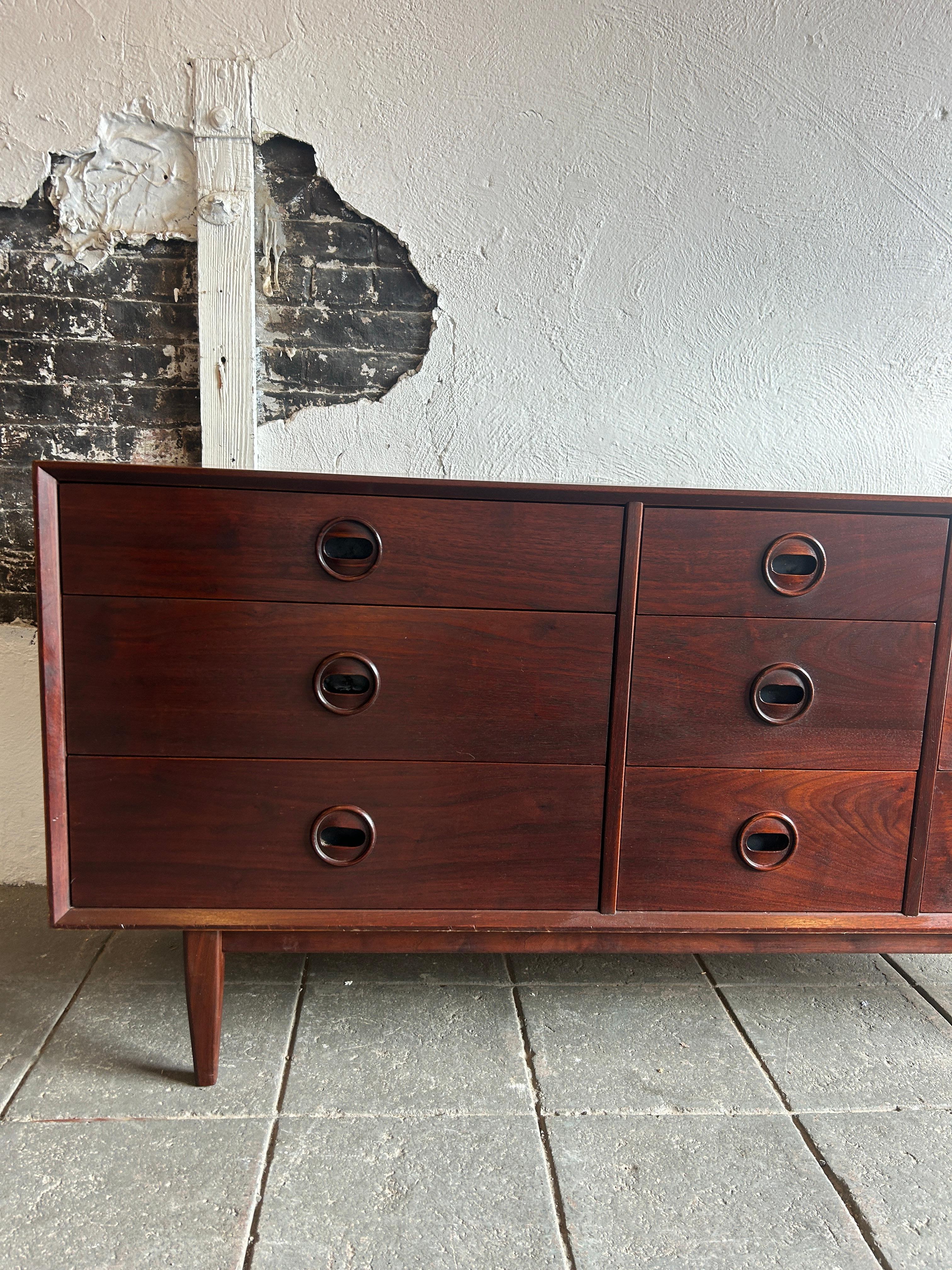 mid century modern 9 drawer credenza walnut dresser with carved handles (Holzarbeit) im Angebot