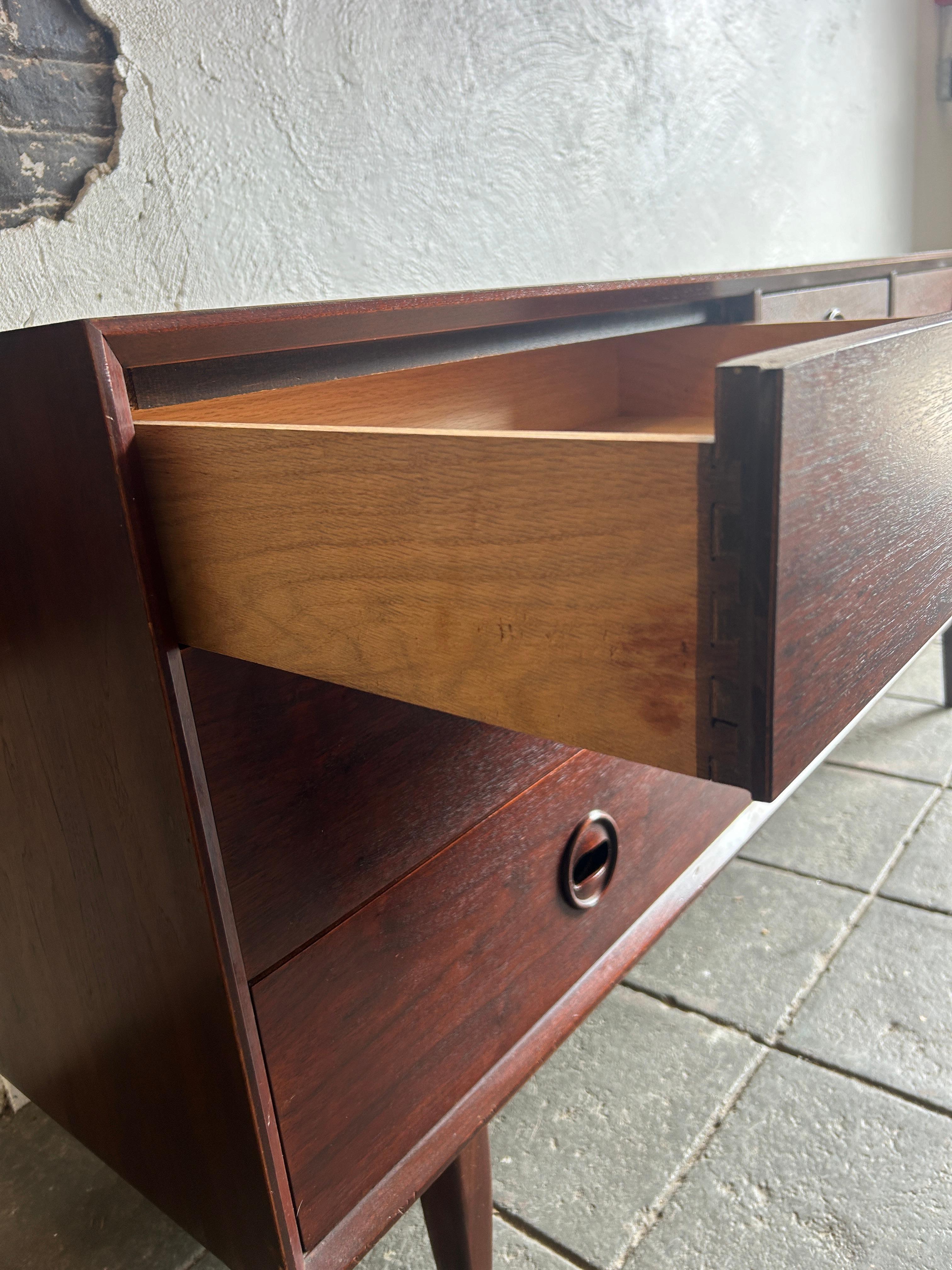 mid century modern 9 drawer credenza walnut dresser with carved handles (Walnuss) im Angebot