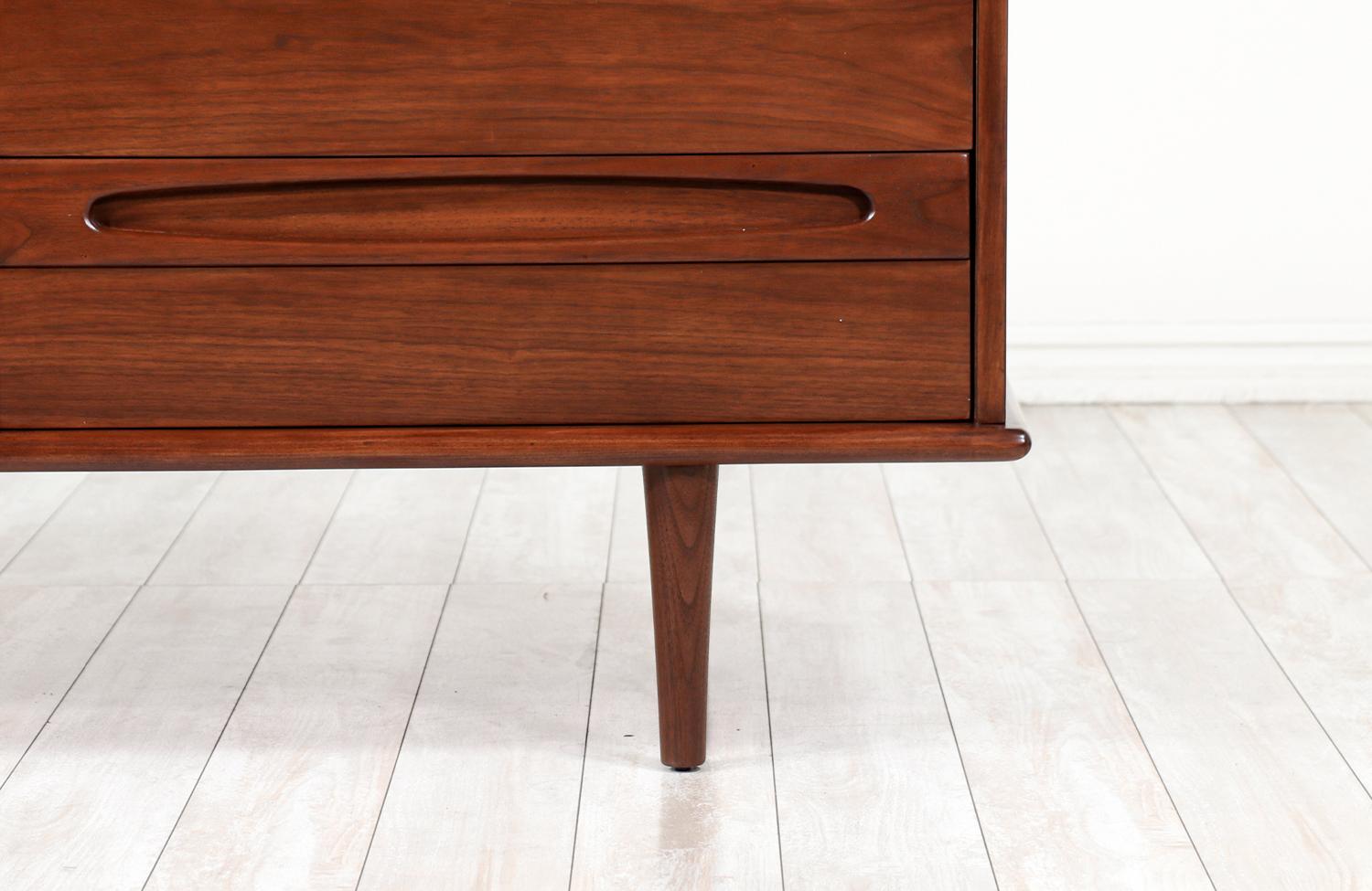 Walnut Mid-Century Modern 9-Drawer Dresser by American of Martinsville