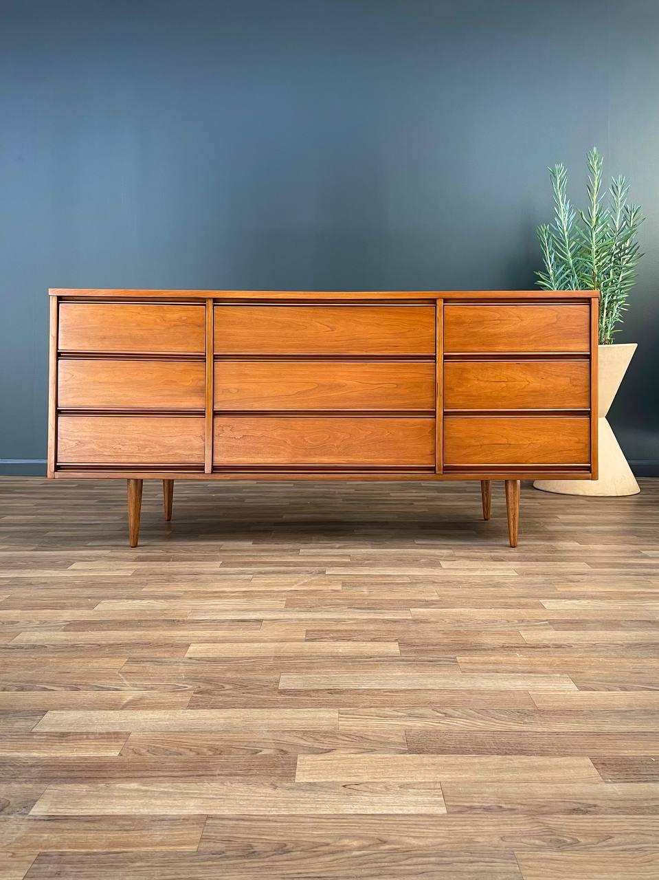 Newly Refinished - Mid-Century Modern 9-Drawer Dresser by Harmony House In Excellent Condition In Los Angeles, CA