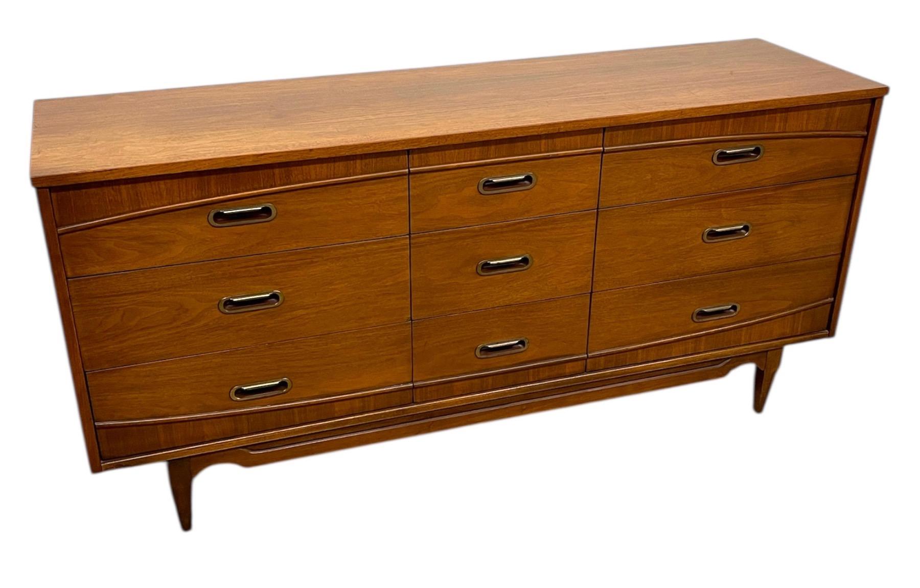 Mid-Century Modern 9-Drawer Dresser by Hooker Bon état - En vente à Seattle, WA