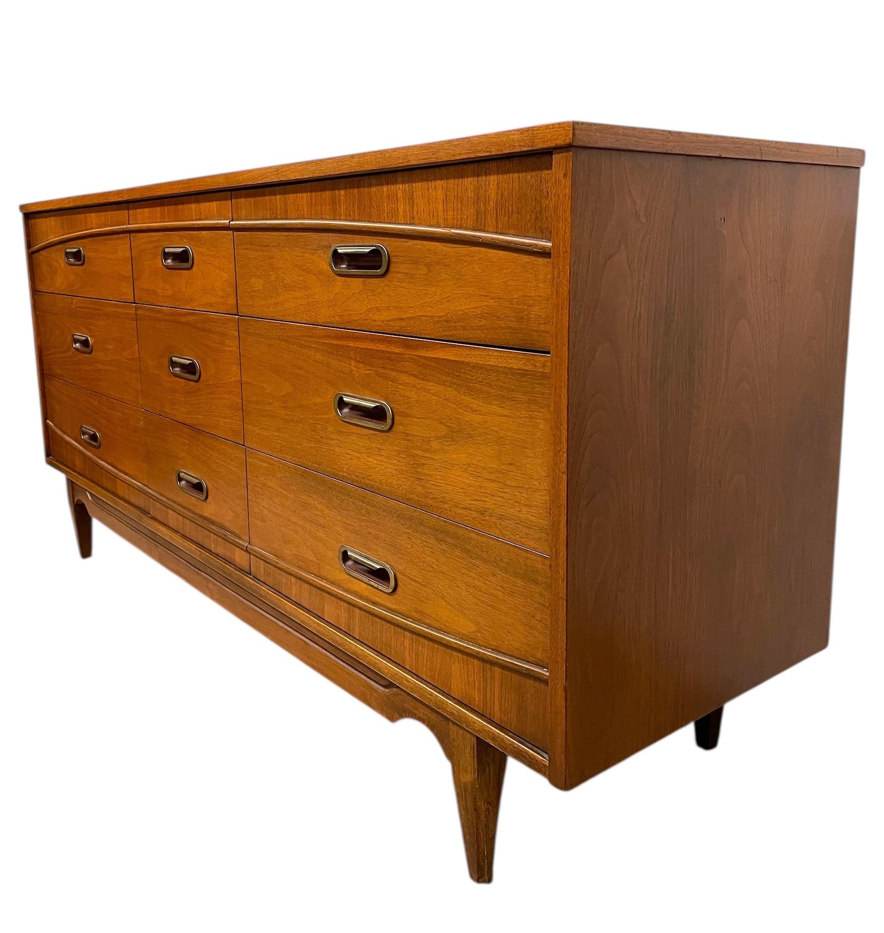 Fin du 20e siècle Mid-Century Modern 9-Drawer Dresser by Hooker en vente