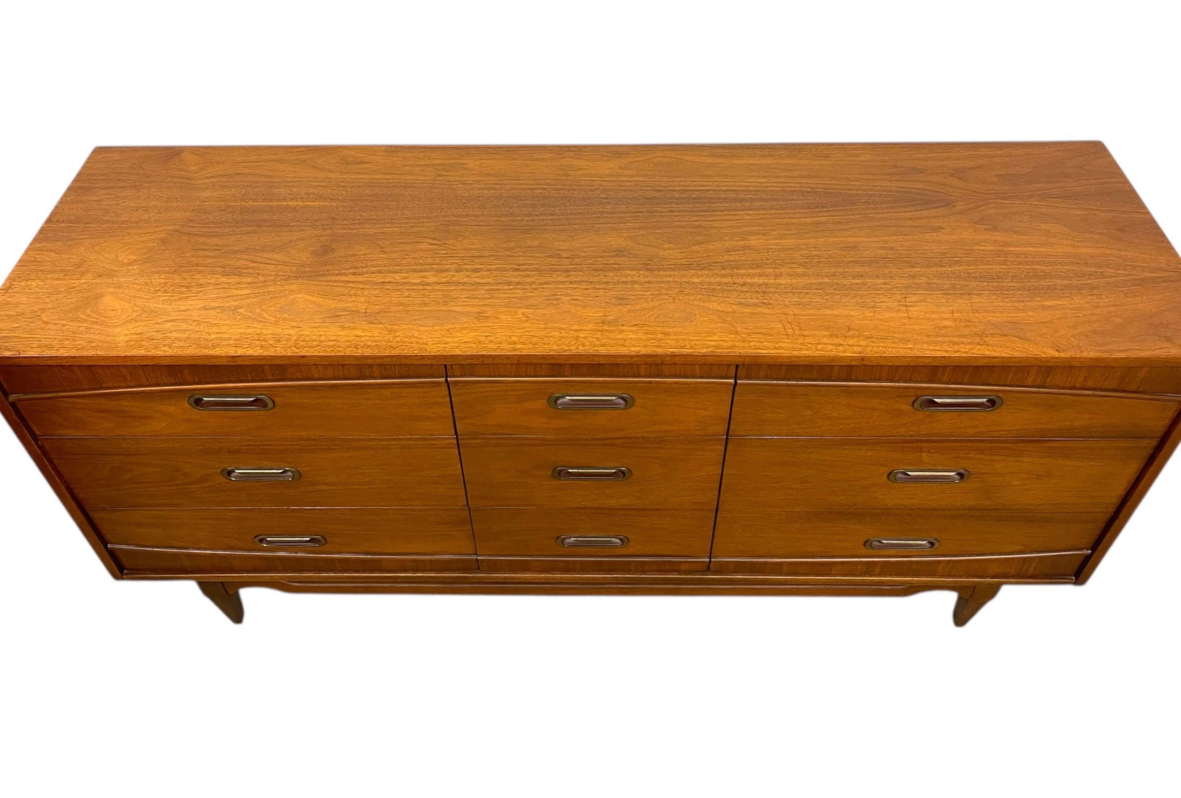 Bois Mid-Century Modern 9-Drawer Dresser by Hooker en vente