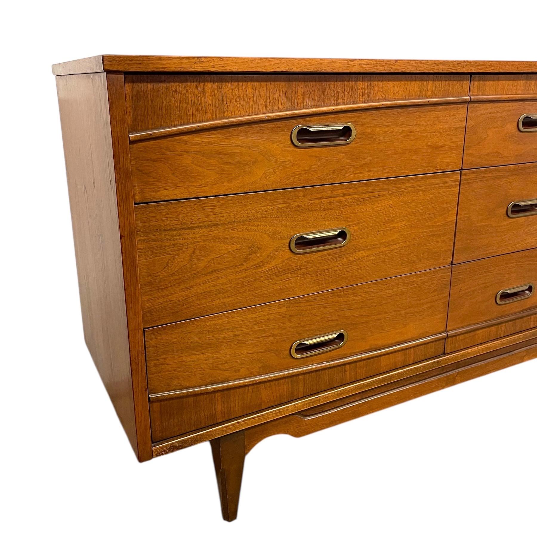 Mid-Century Modern 9-Drawer Dresser by Hooker en vente 1