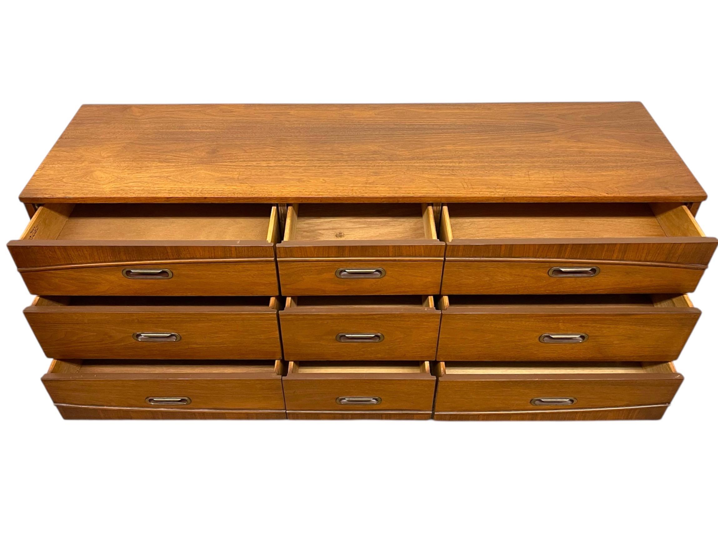Mid-Century Modern 9-Drawer Dresser by Hooker en vente 2