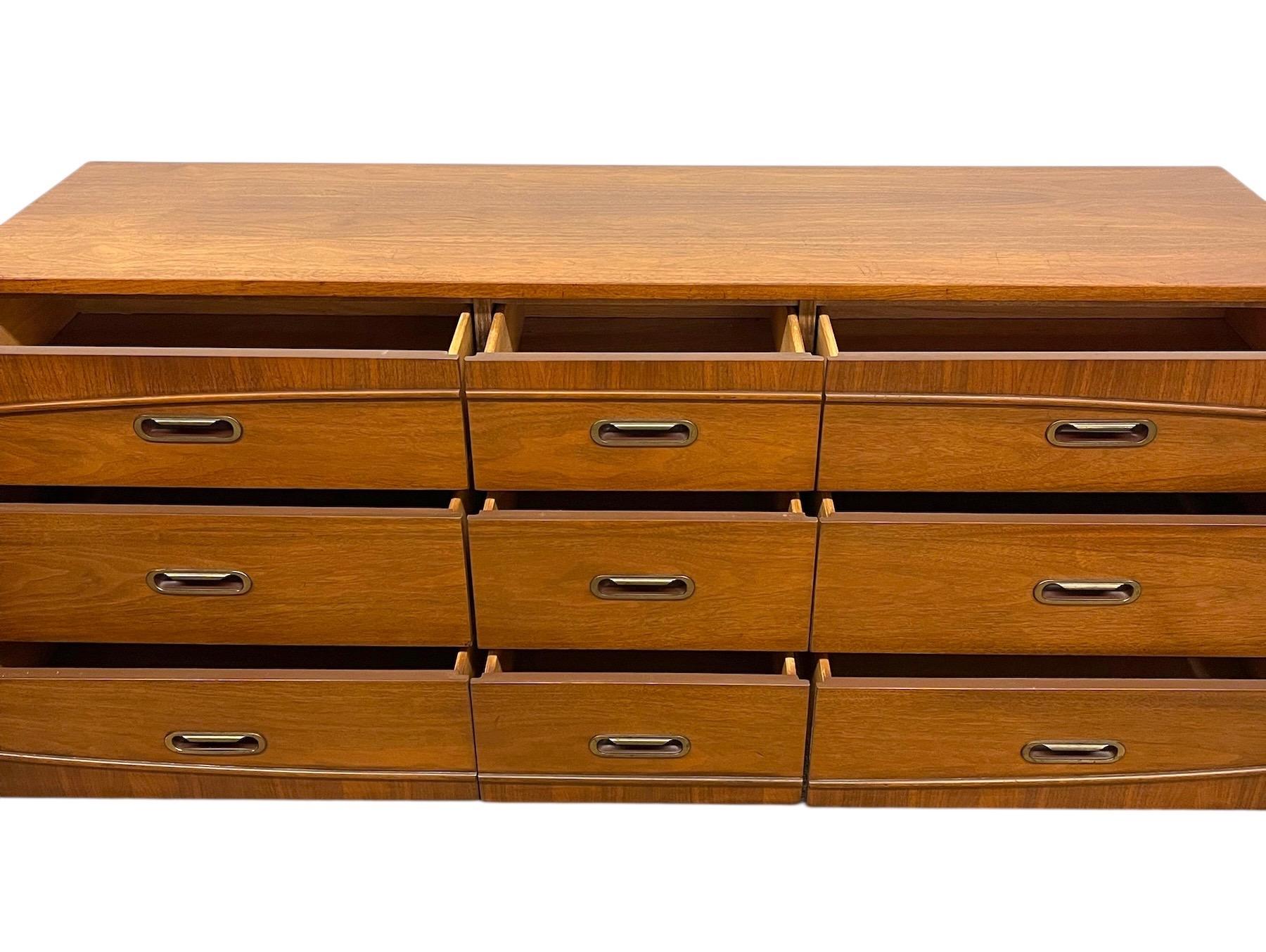 Mid-Century Modern 9-Drawer Dresser by Hooker en vente 3