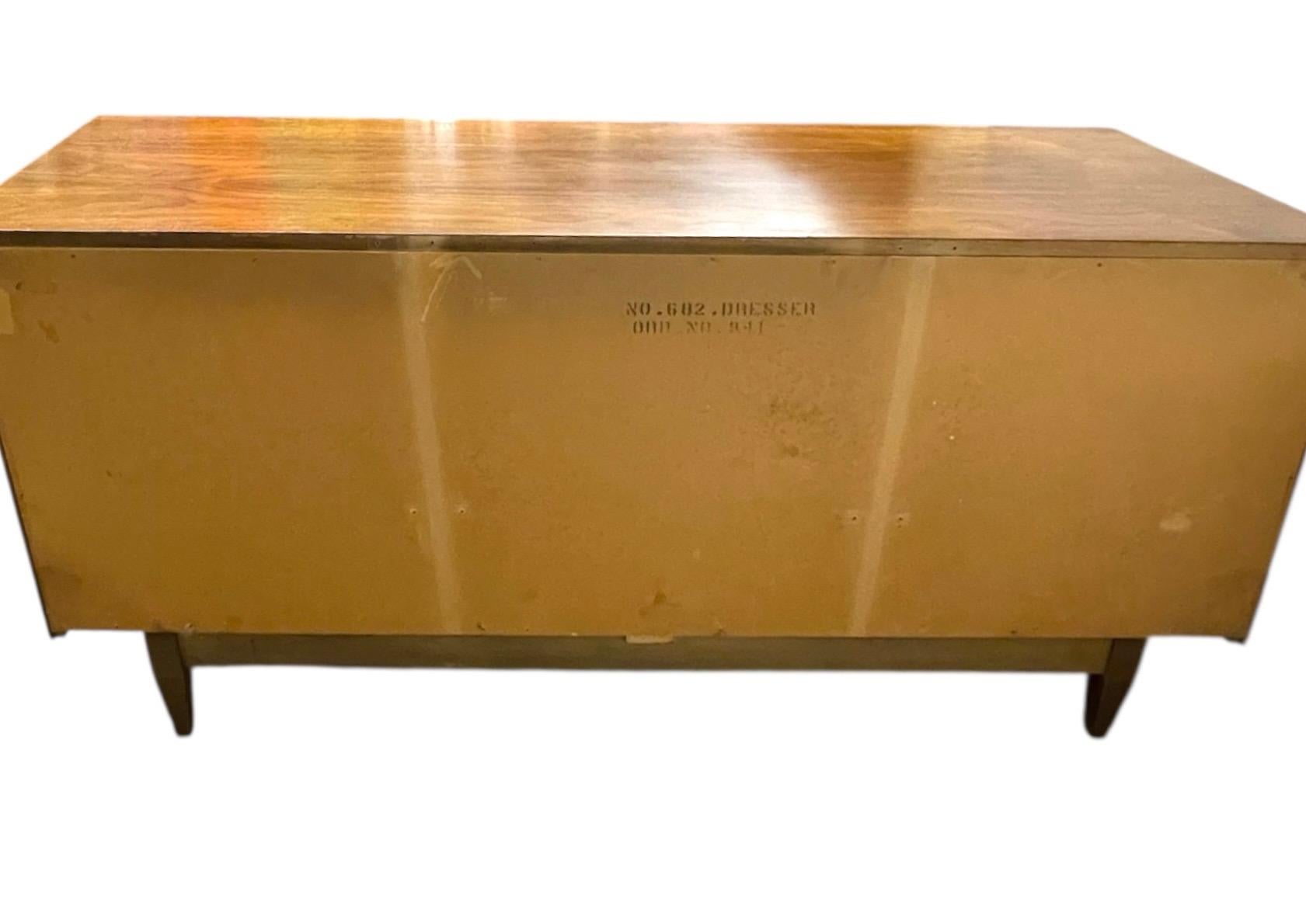 Mid-Century Modern 9-Drawer Dresser by Hooker en vente 4