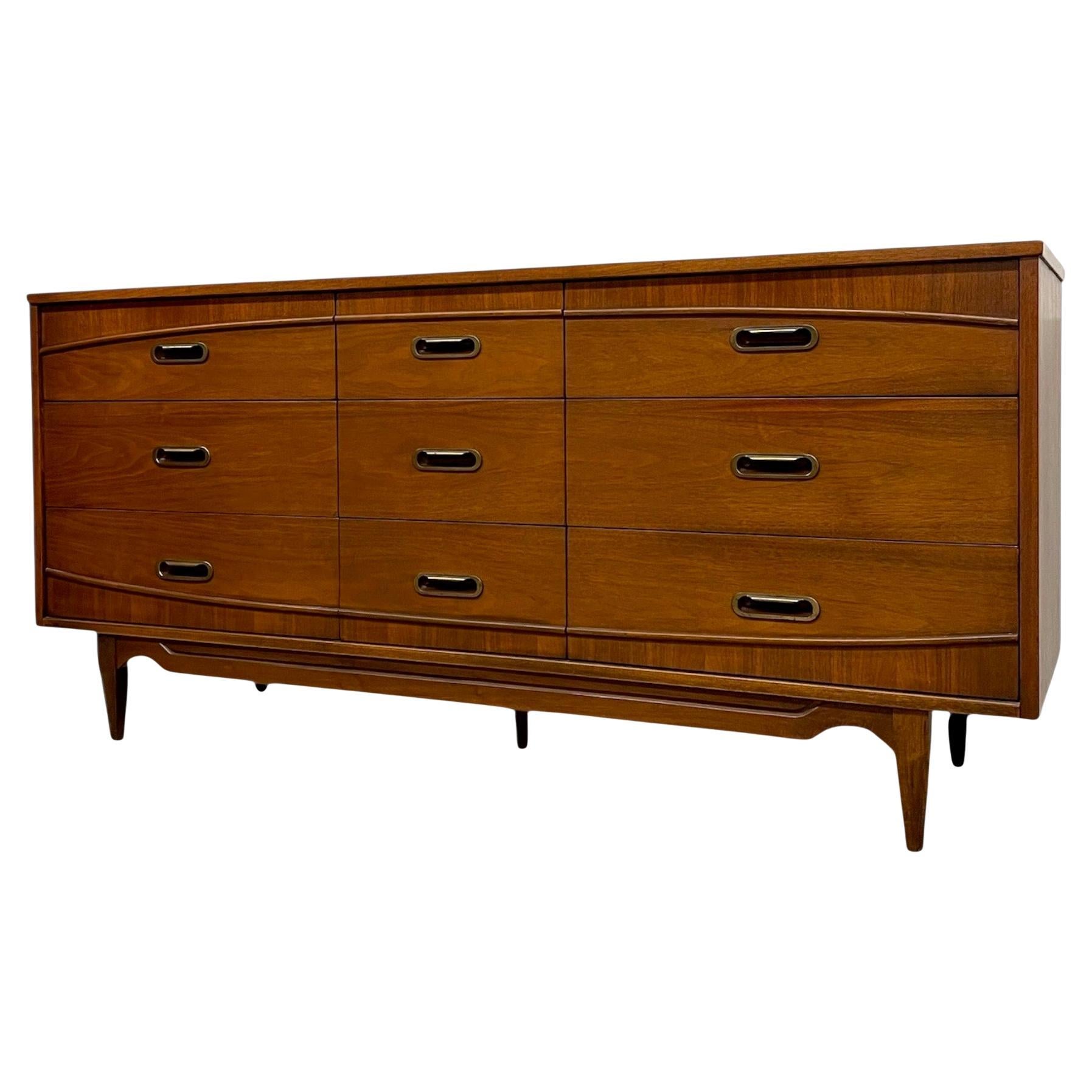 Mid-Century Modern 9-Drawer Dresser by Hooker