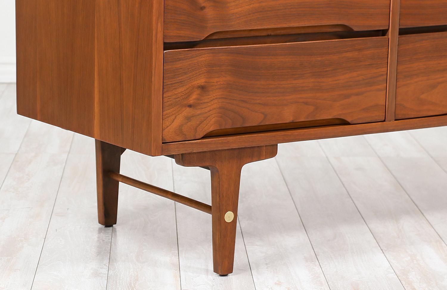 American Mid-Century Modern 9-Drawer Dresser by Stanley Furniture