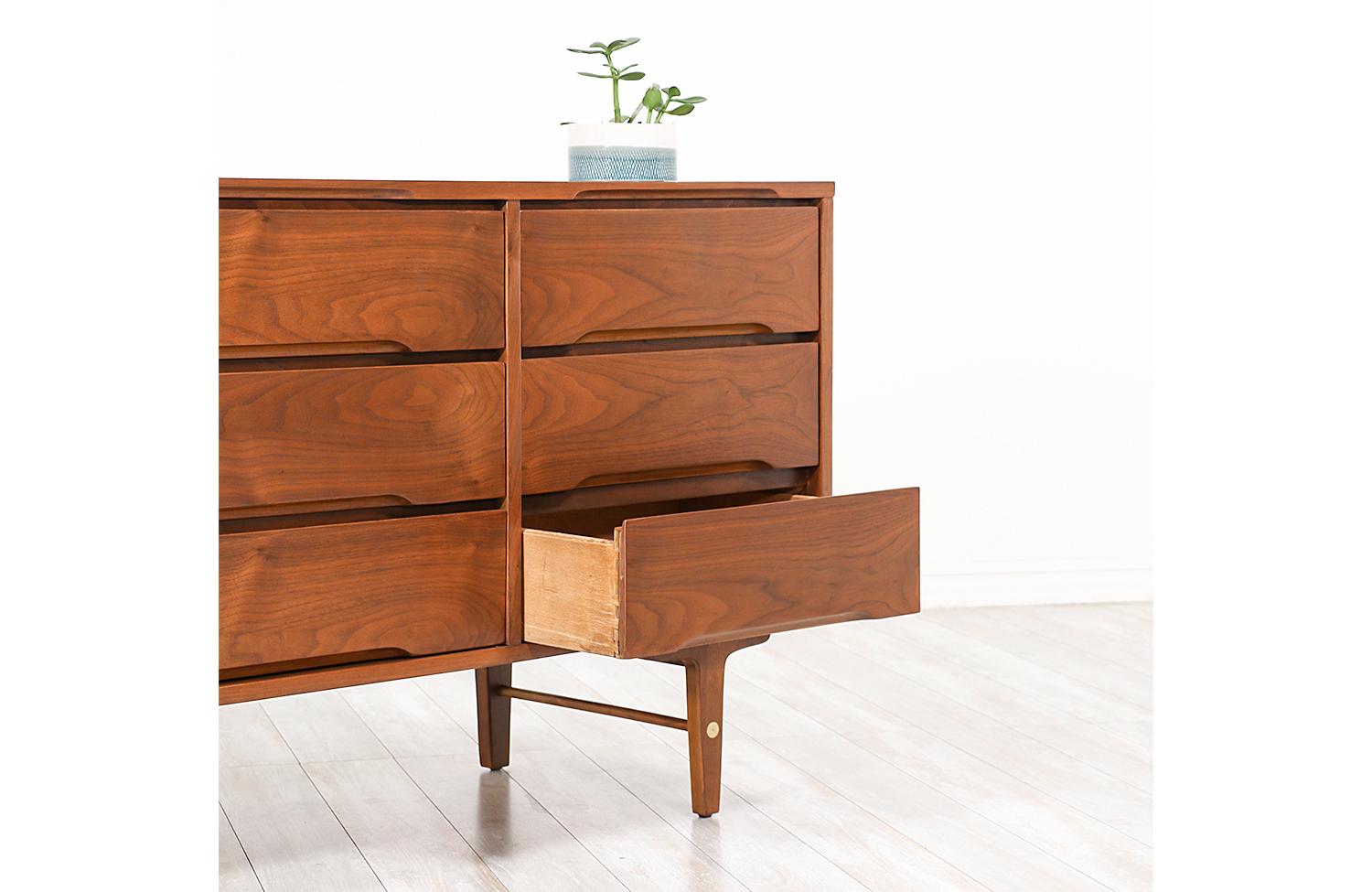 Mid-20th Century Mid-Century Modern 9-Drawer Dresser by Stanley Furniture
