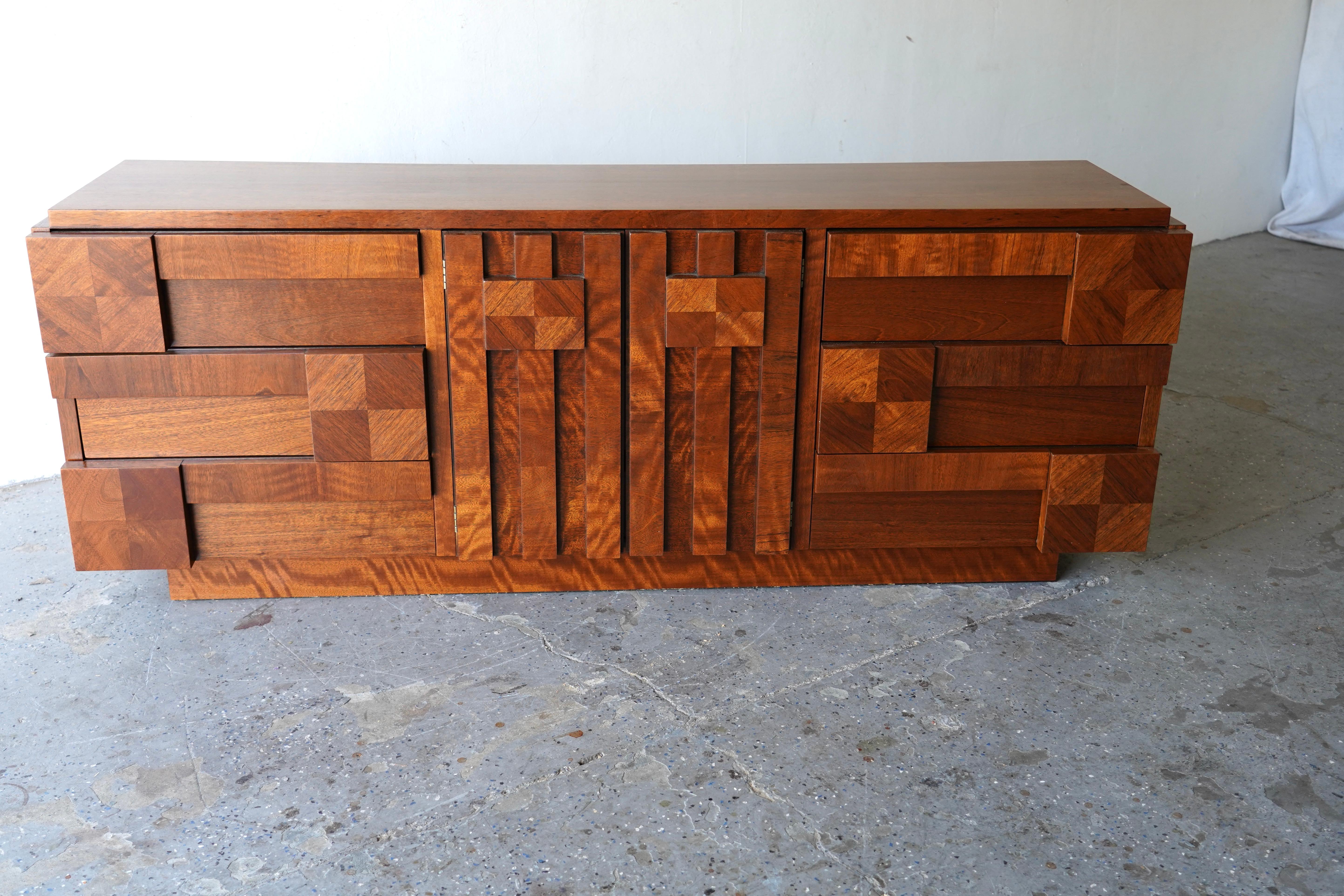 Lane Staccato Brutalist Oak Wood Credenza / Dresser 

This exquisite Mid-Century Modern Brutalist credenza / dresser, expertly manufactured by Lane  from the Staccato line and is inspired by the renowned Paul Evans, features a robust design with
