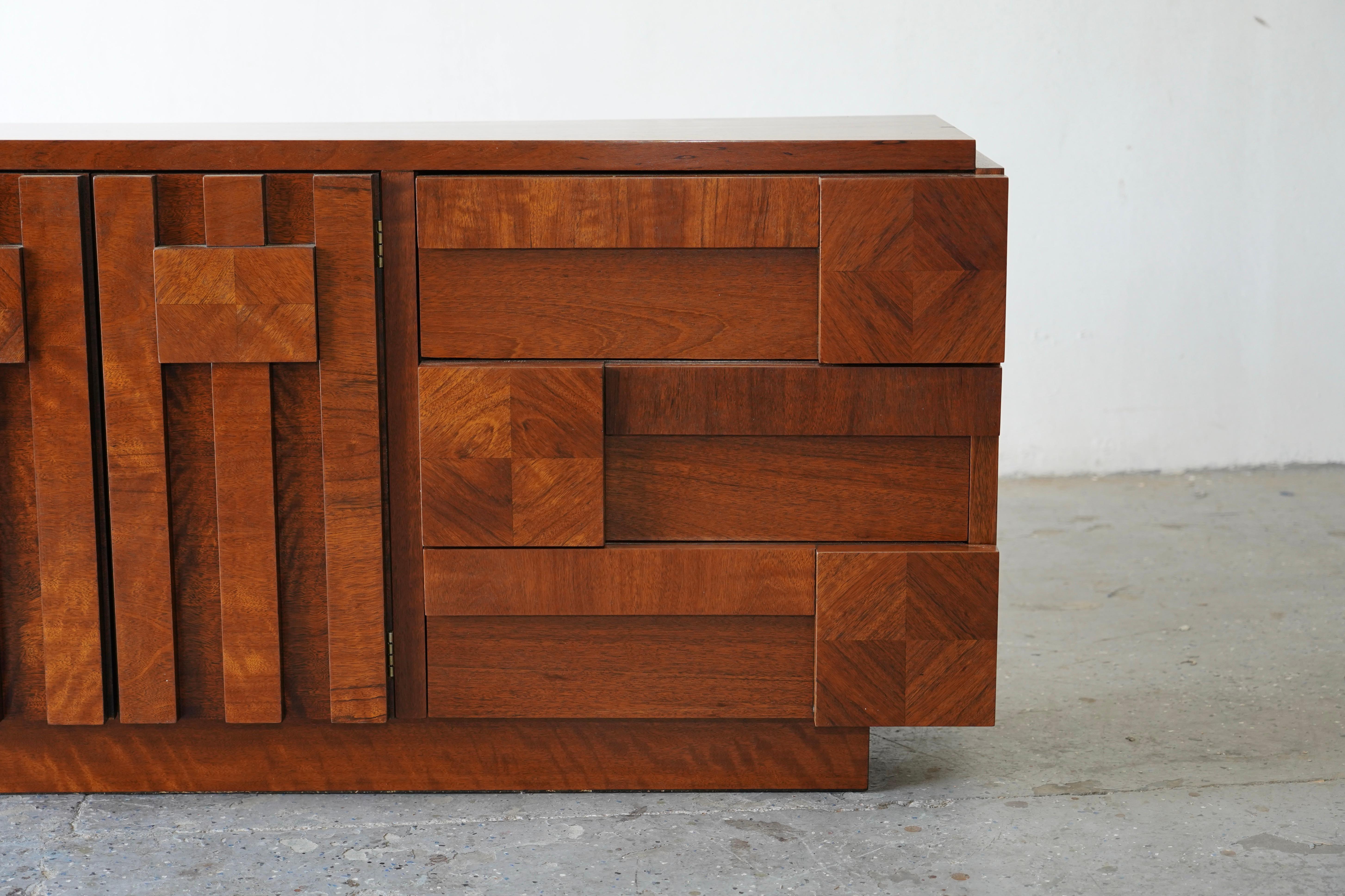 Mid Century Modern 9 Drawer Dresser/Credenza/Media Center Staccato Lane. In Good Condition In Las Vegas, NV