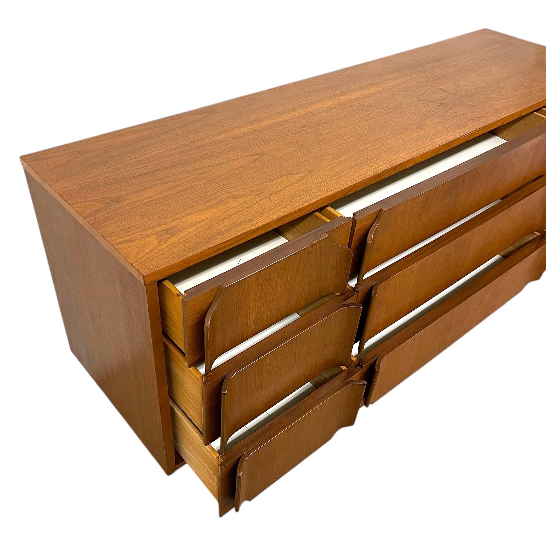 Mid-Century Modern 9-Drawer Dresser with Sculpted DrawerFronts en venta 4
