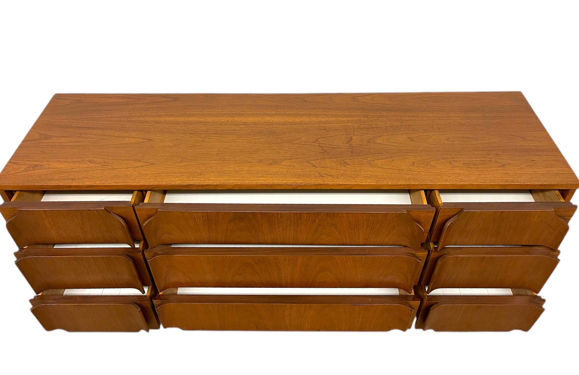 Mid-Century Modern 9-Drawer Dresser with Sculpted DrawerFronts en venta 5