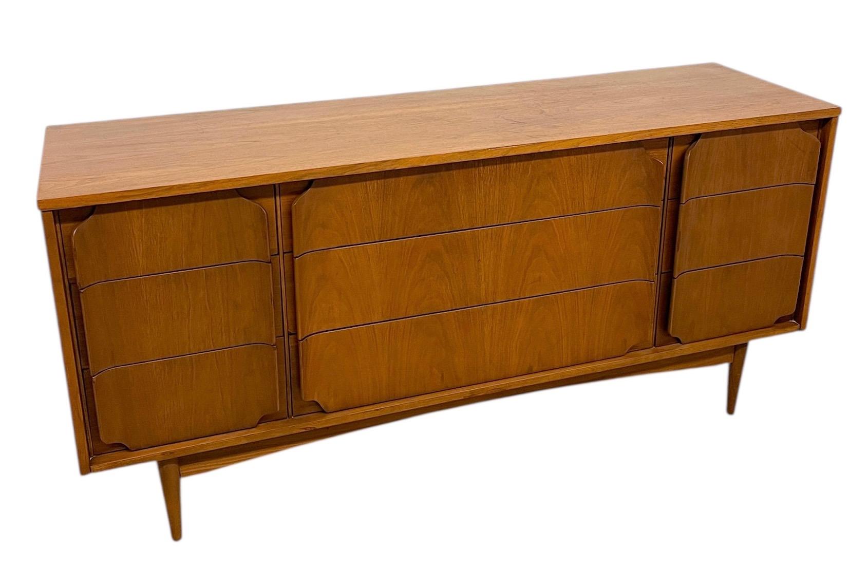 Mid-Century Modern 9-Drawer Dresser with Sculpted DrawerFronts Moderno de mediados de siglo en venta