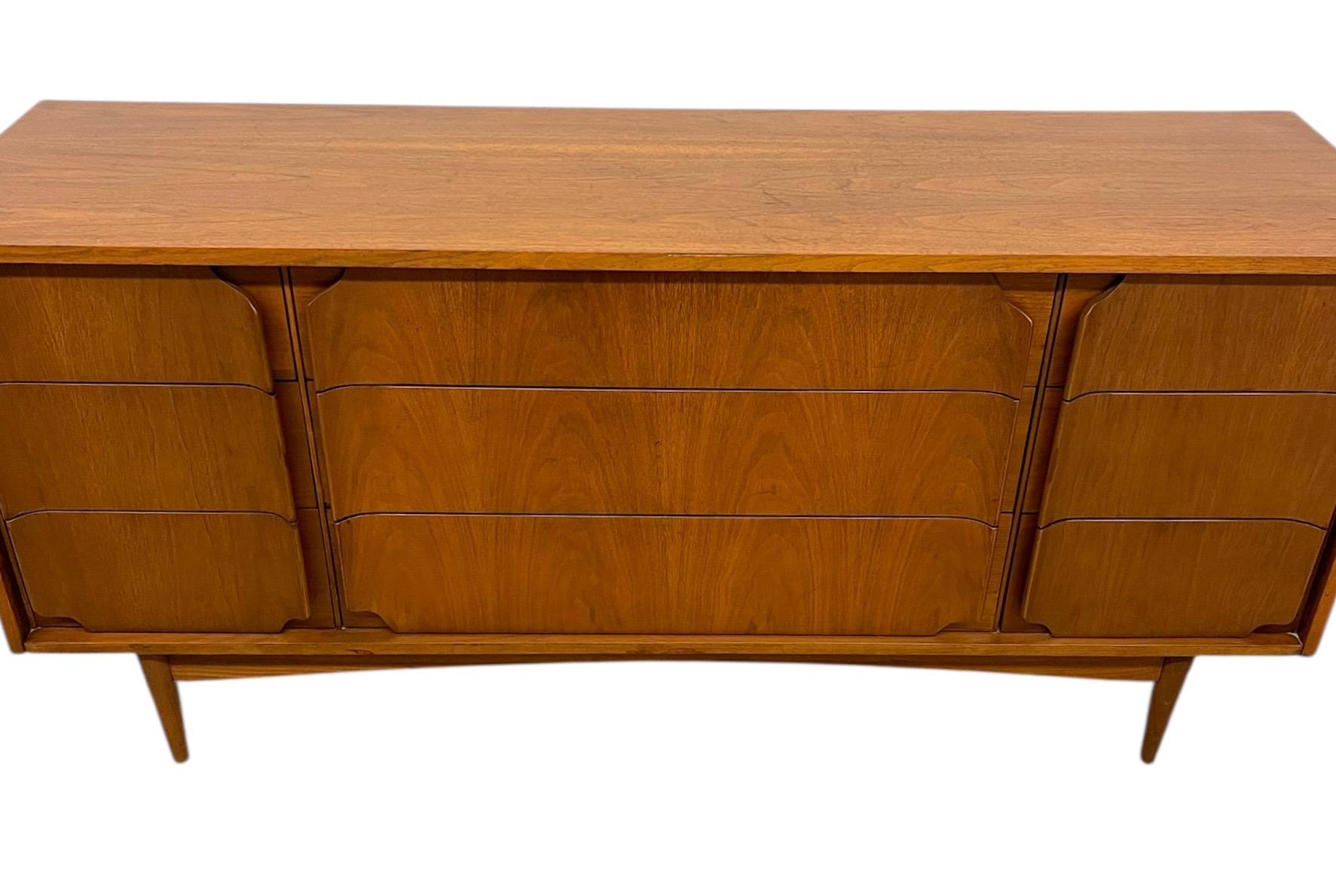 Mid-Century Modern 9-Drawer Dresser with Sculpted DrawerFronts en Bueno estado para la venta en Seattle, WA