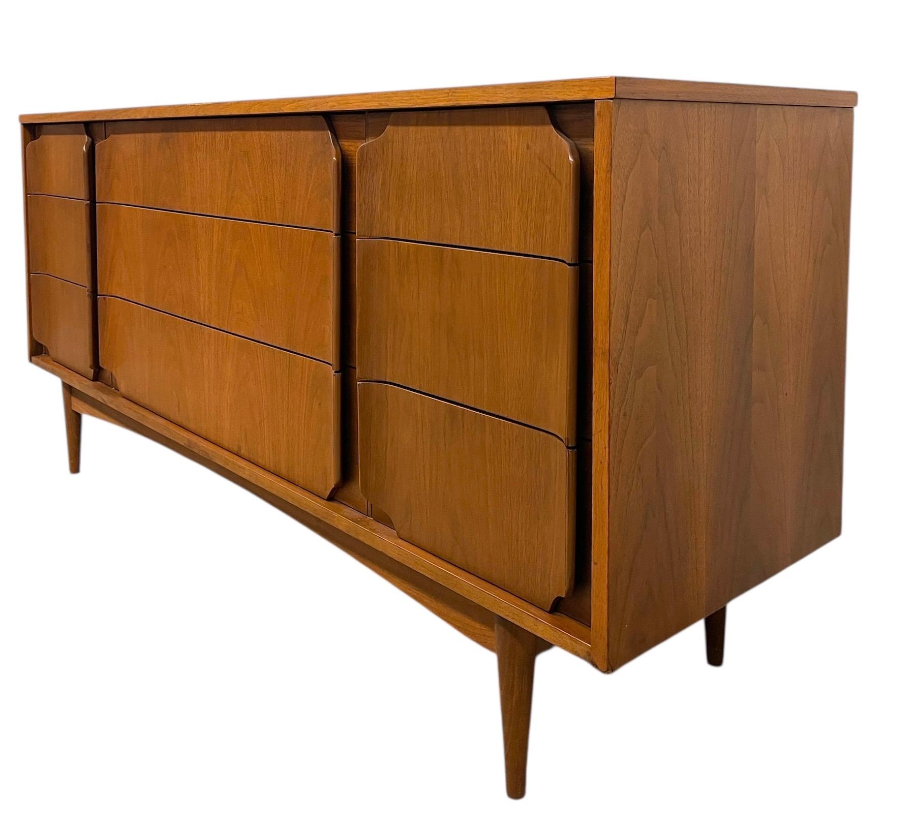 Mid-Century Modern 9-Drawer Dresser with Sculpted DrawerFronts Madera en venta