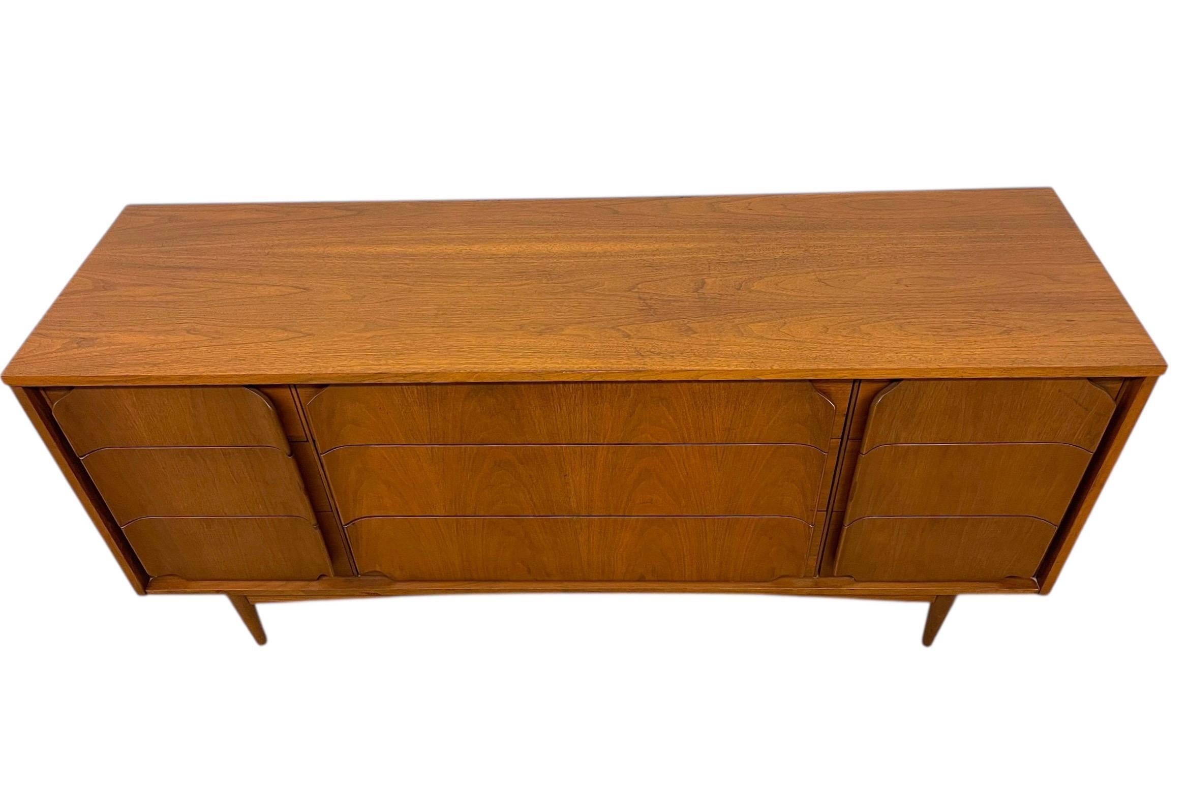 Mid-Century Modern 9-Drawer Dresser with Sculpted DrawerFronts en venta 1