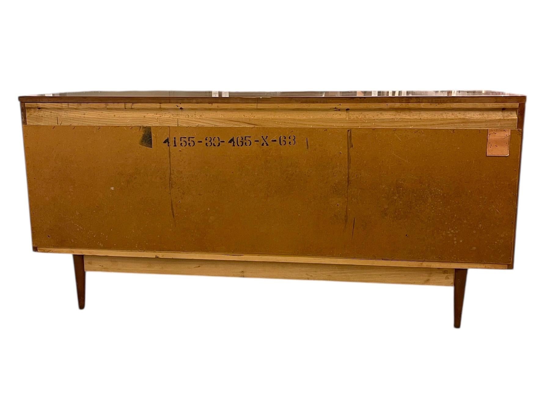 Mid-Century Modern 9-Drawer Dresser with Sculpted DrawerFronts en venta 2