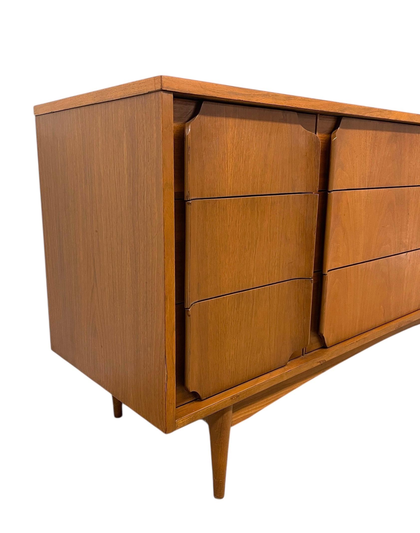 Mid-Century Modern 9-Drawer Dresser with Sculpted DrawerFronts en venta 3