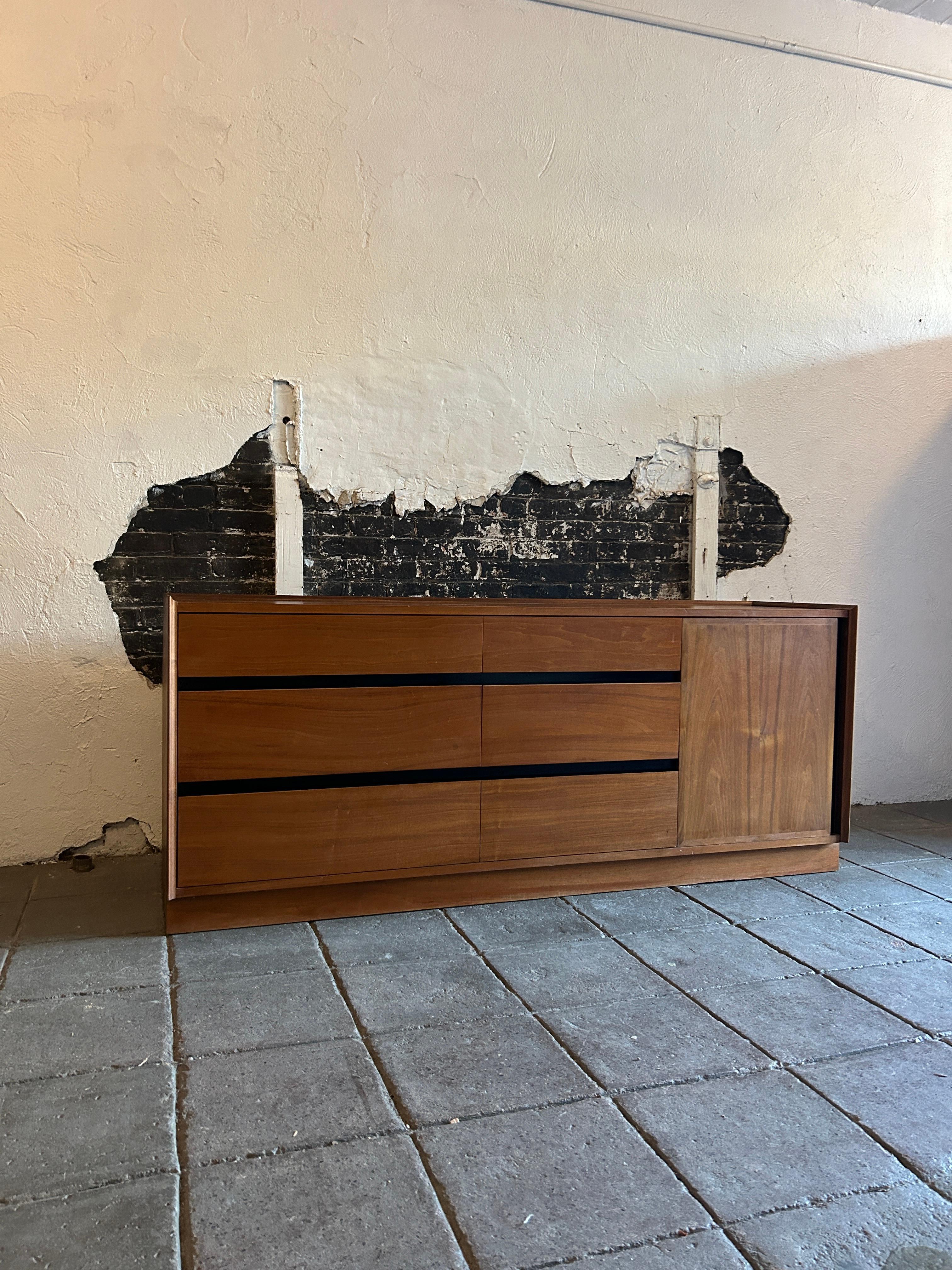 The Moderns Modern crédence 9 tiroirs en noyer avec porte d'armoire en vente 2