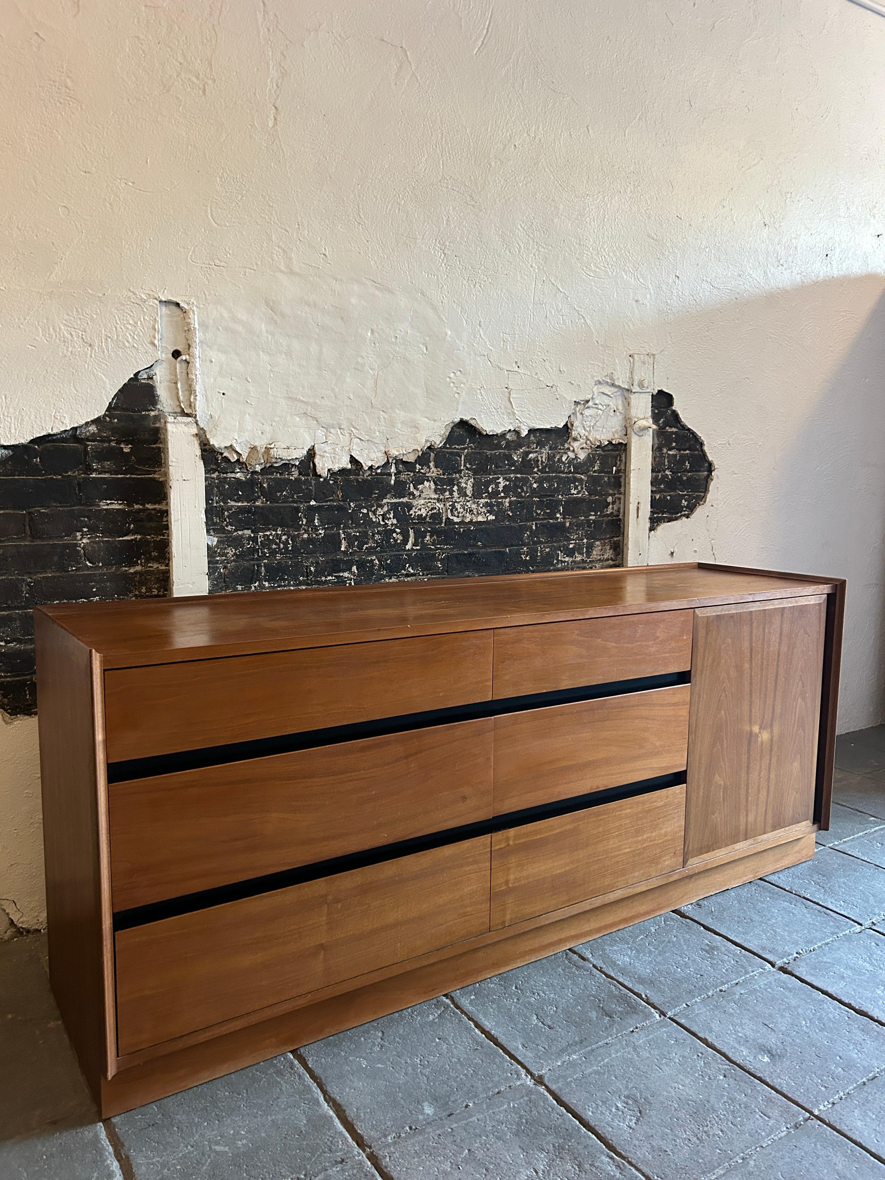 Mid-Century Modern The Moderns Modern crédence 9 tiroirs en noyer avec porte d'armoire en vente