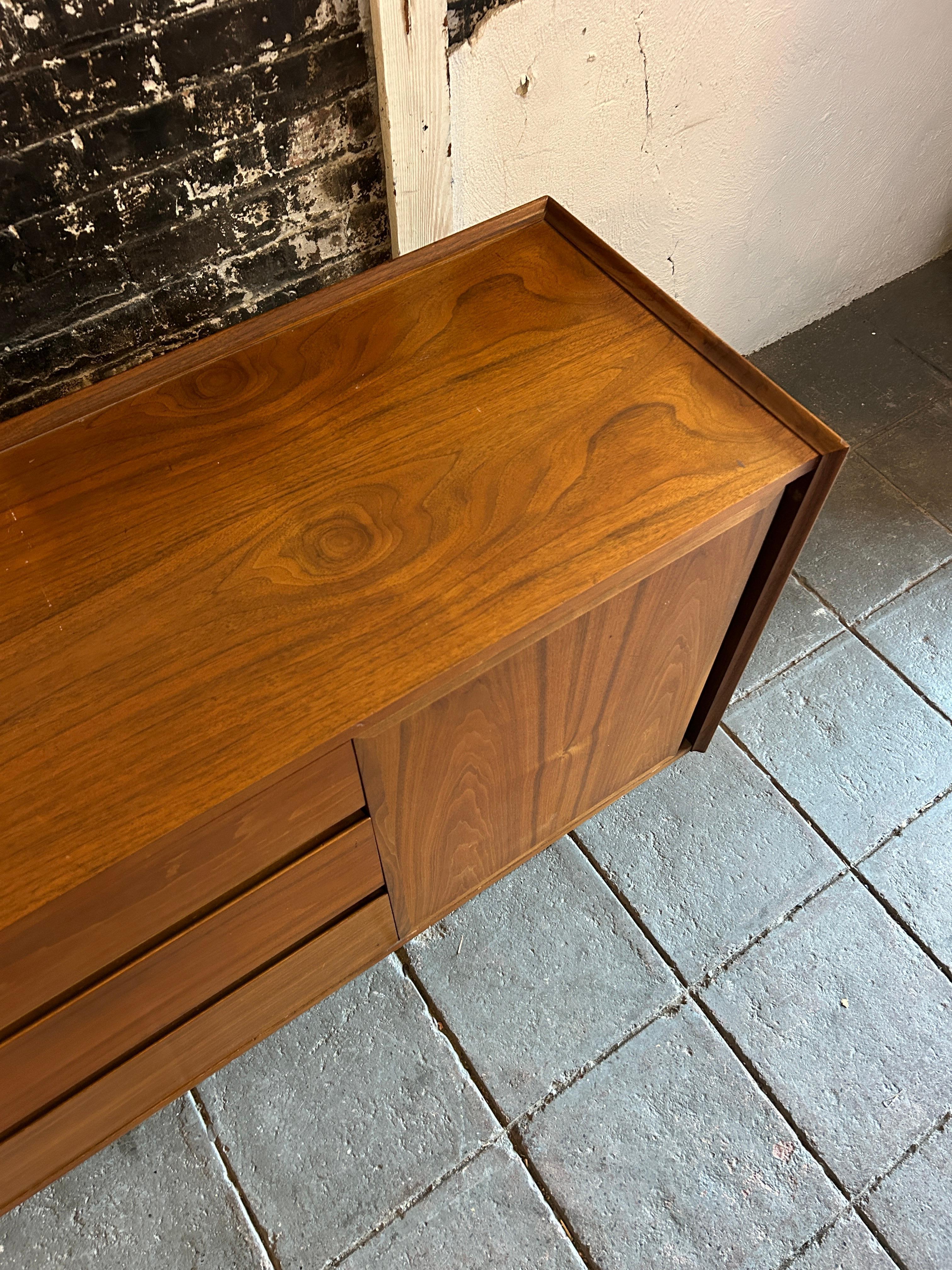 Américain The Moderns Modern crédence 9 tiroirs en noyer avec porte d'armoire en vente