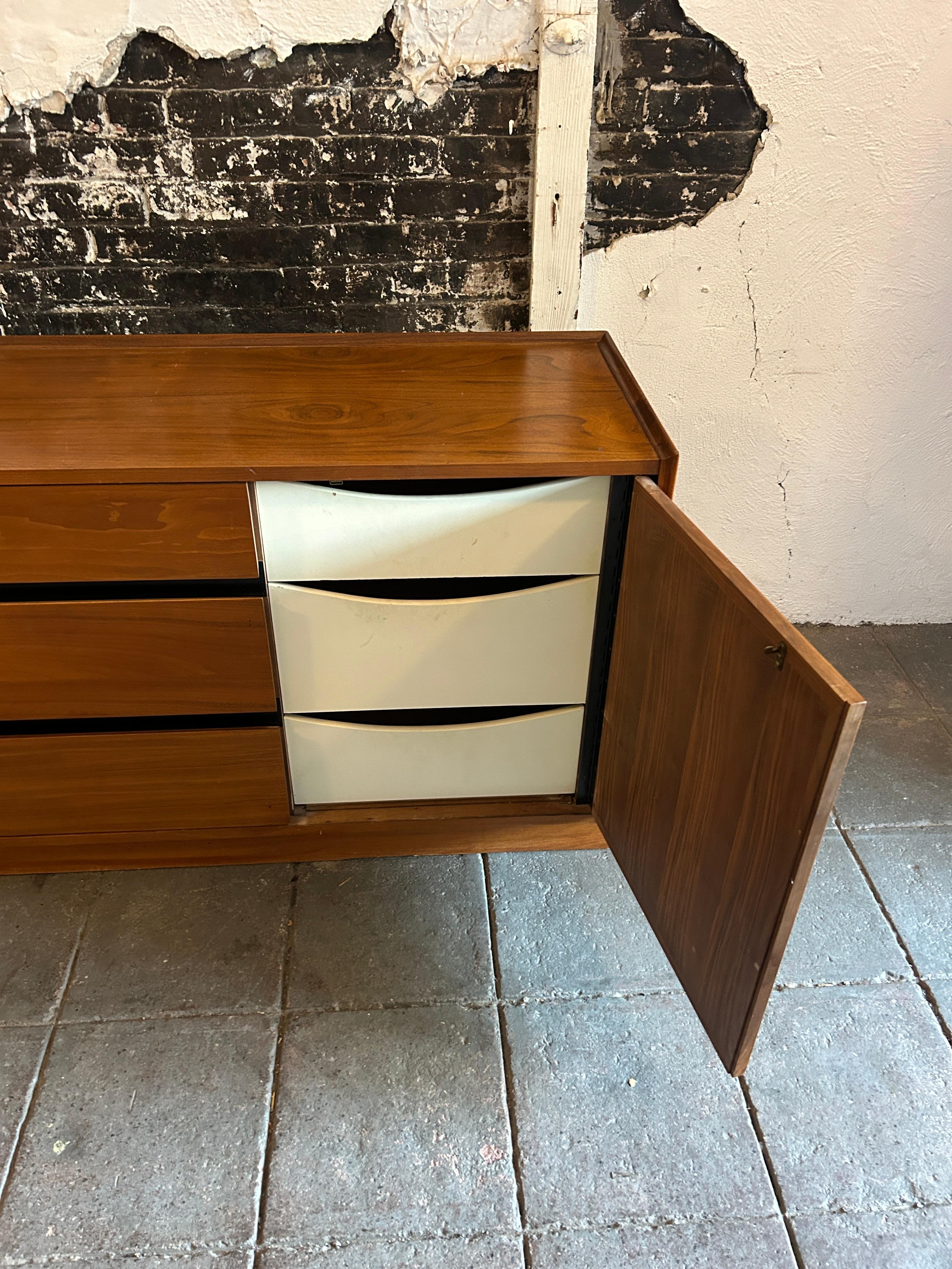 Travail du bois The Moderns Modern crédence 9 tiroirs en noyer avec porte d'armoire en vente
